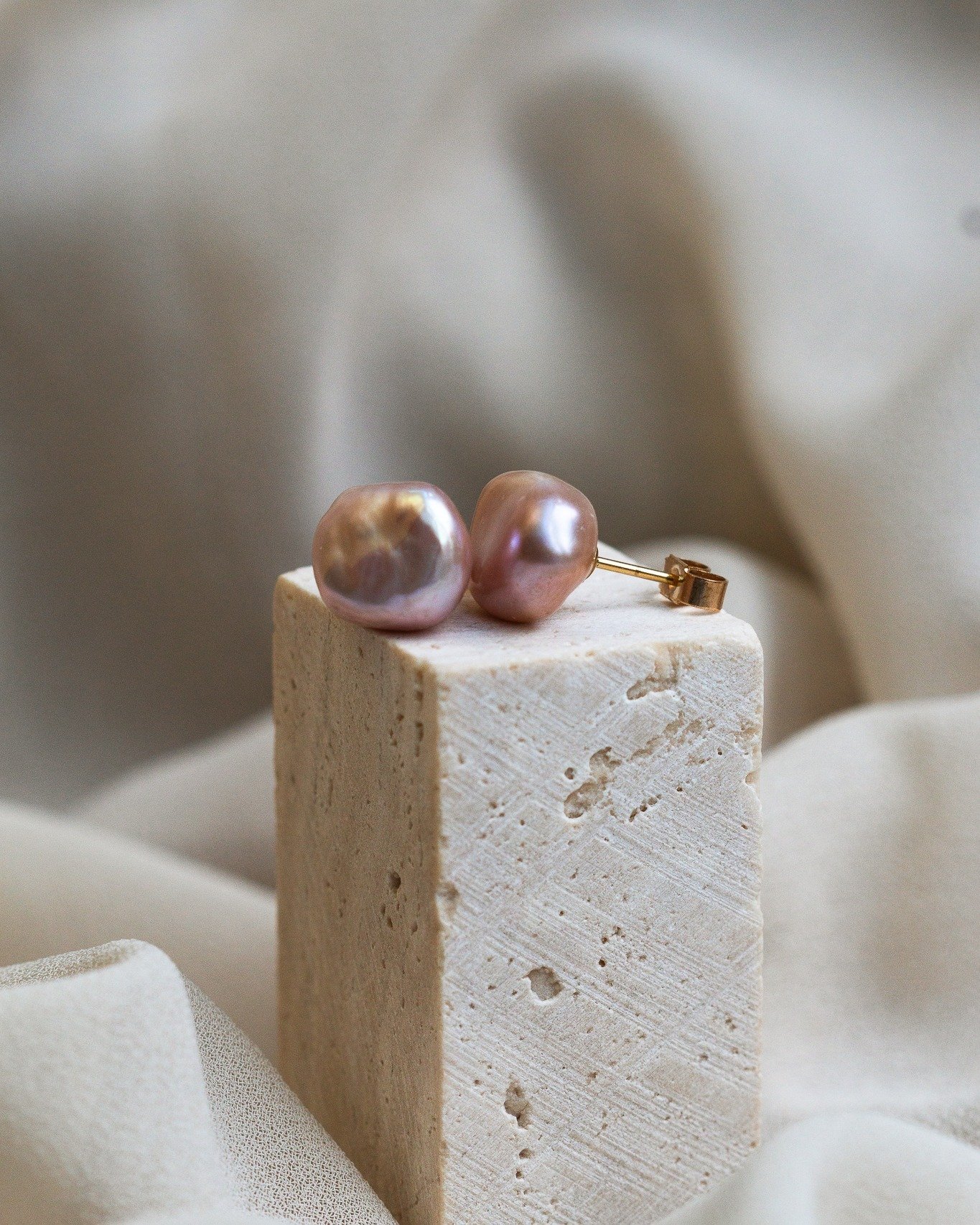 A classic with a twist 🩷

I adore these pearl studs from my own collection, they are the perfect final touch for any outfit, from cocktail dresses to wedding dresses.

🍸

One thing I love about pearls is the infinite variety! Most people think of a