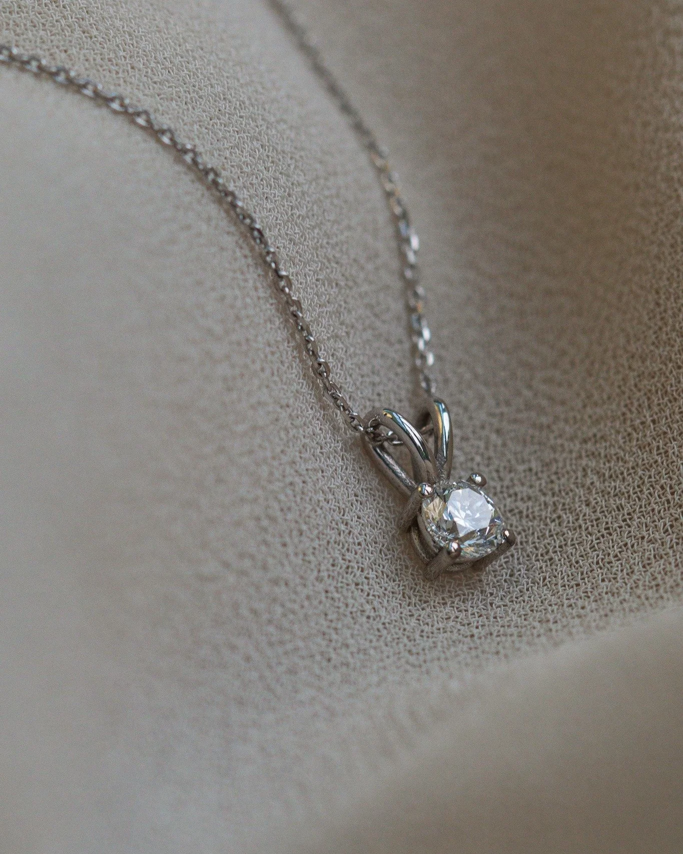 SPECIAL OFFER! ‼️

You may have seen this gorgeous diamond pendant in some of the amazing collab shoots I have been a part of, adorning the necks of some beautiful brides! Well now I think it's time to find this little beauty a forever home. 🩷

So I