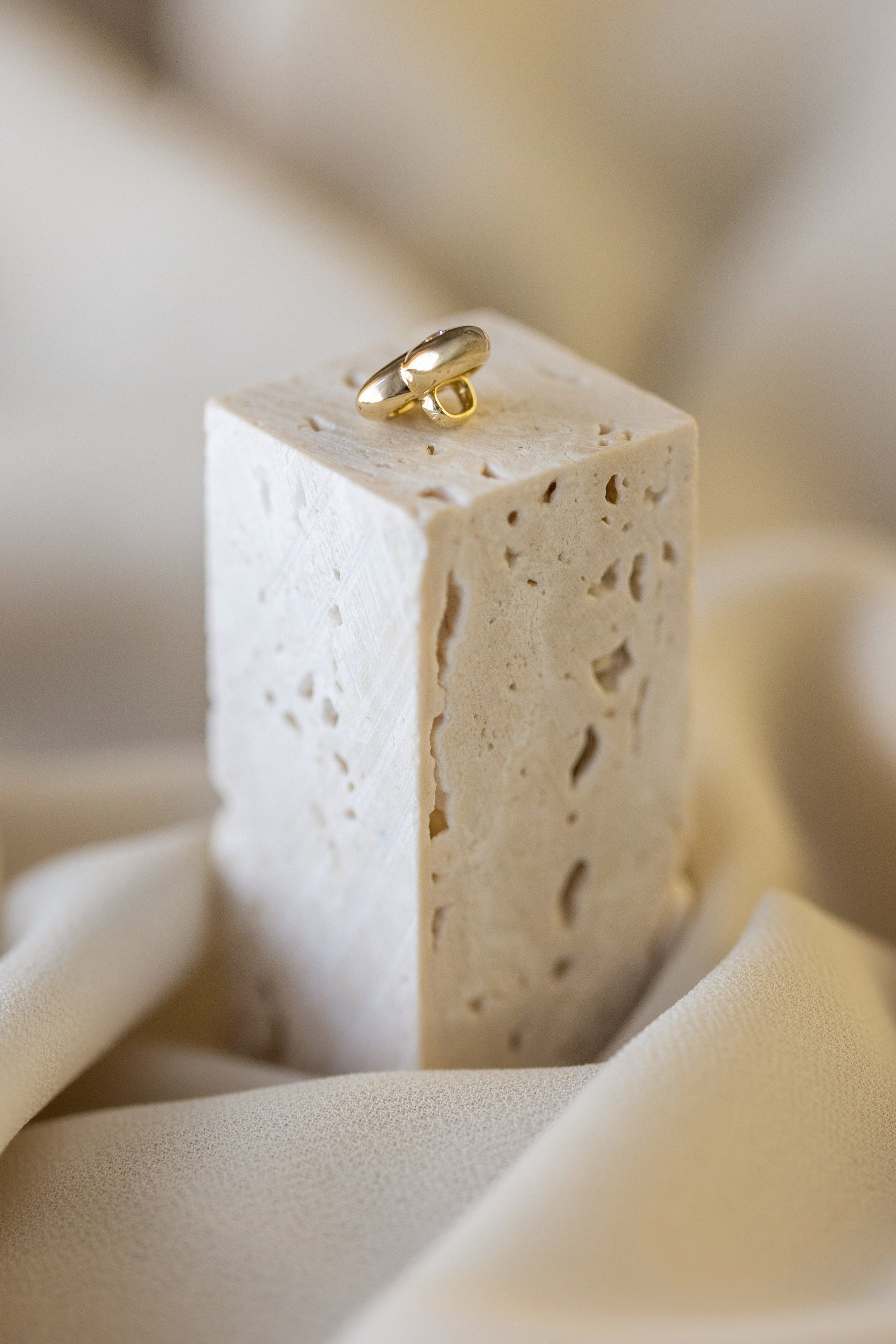 heulwen-lewis-bespoke-heart-bridal-button-diamond-gold-02.jpg