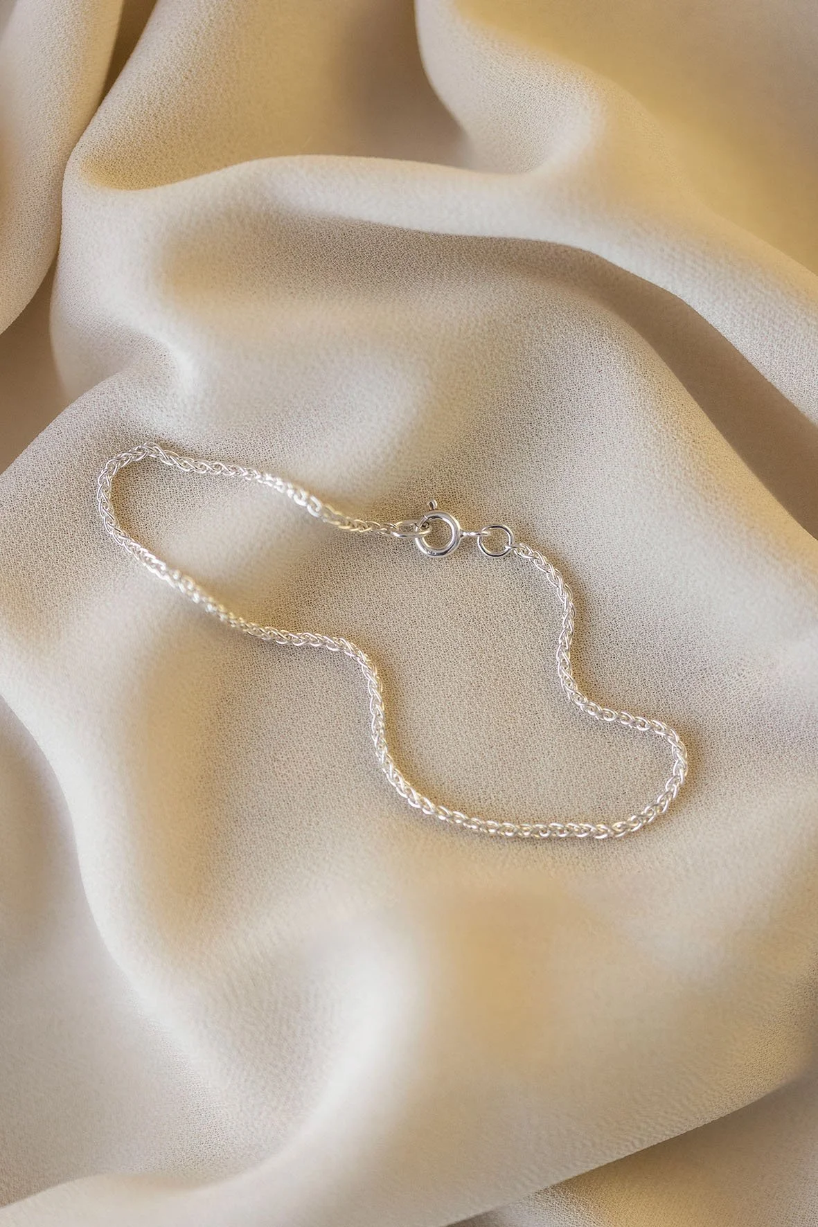 heulwen-lewis-bespoke-bridal-button-bracelet-chain-holder-silver-01.jpg