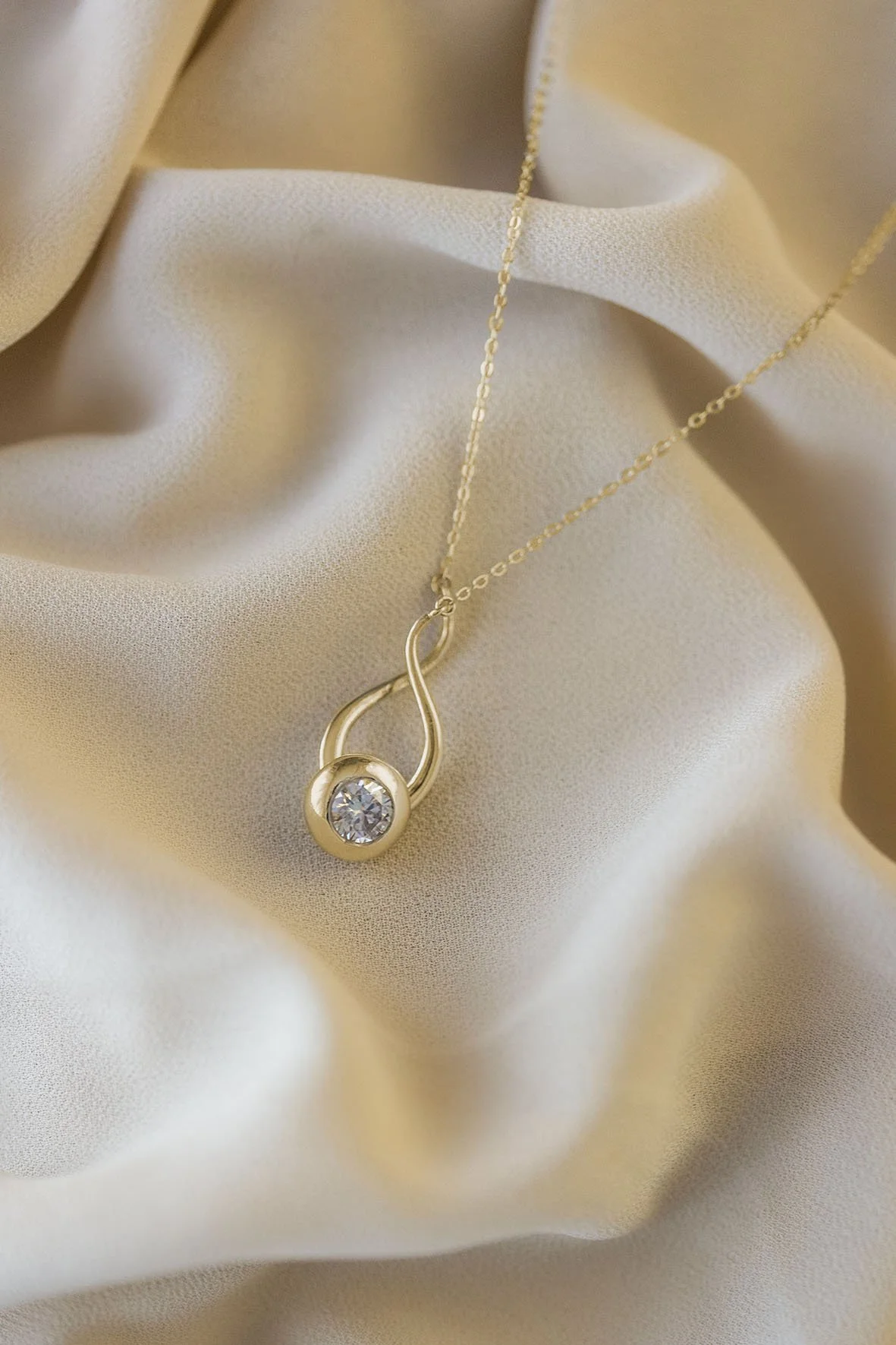 heulwen-lewis-bespoke-bridal-button-double-infinity-loop-holder-necklace-gold-solataire-diamond-02.jpg