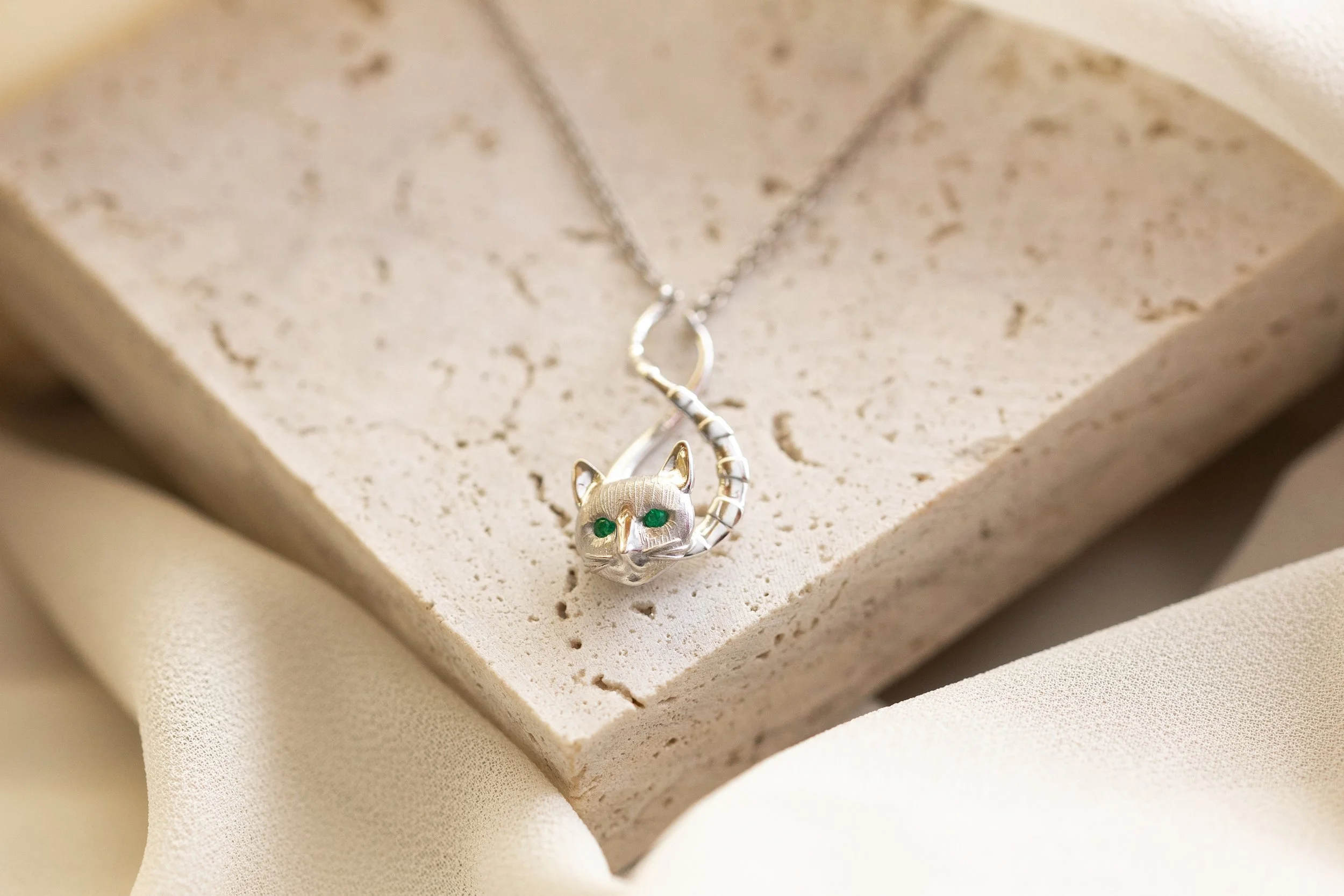 Heulwen-Lewis-Bespoke-Emerald-Eye-Cat-Bridal-Button-TM-Pendant