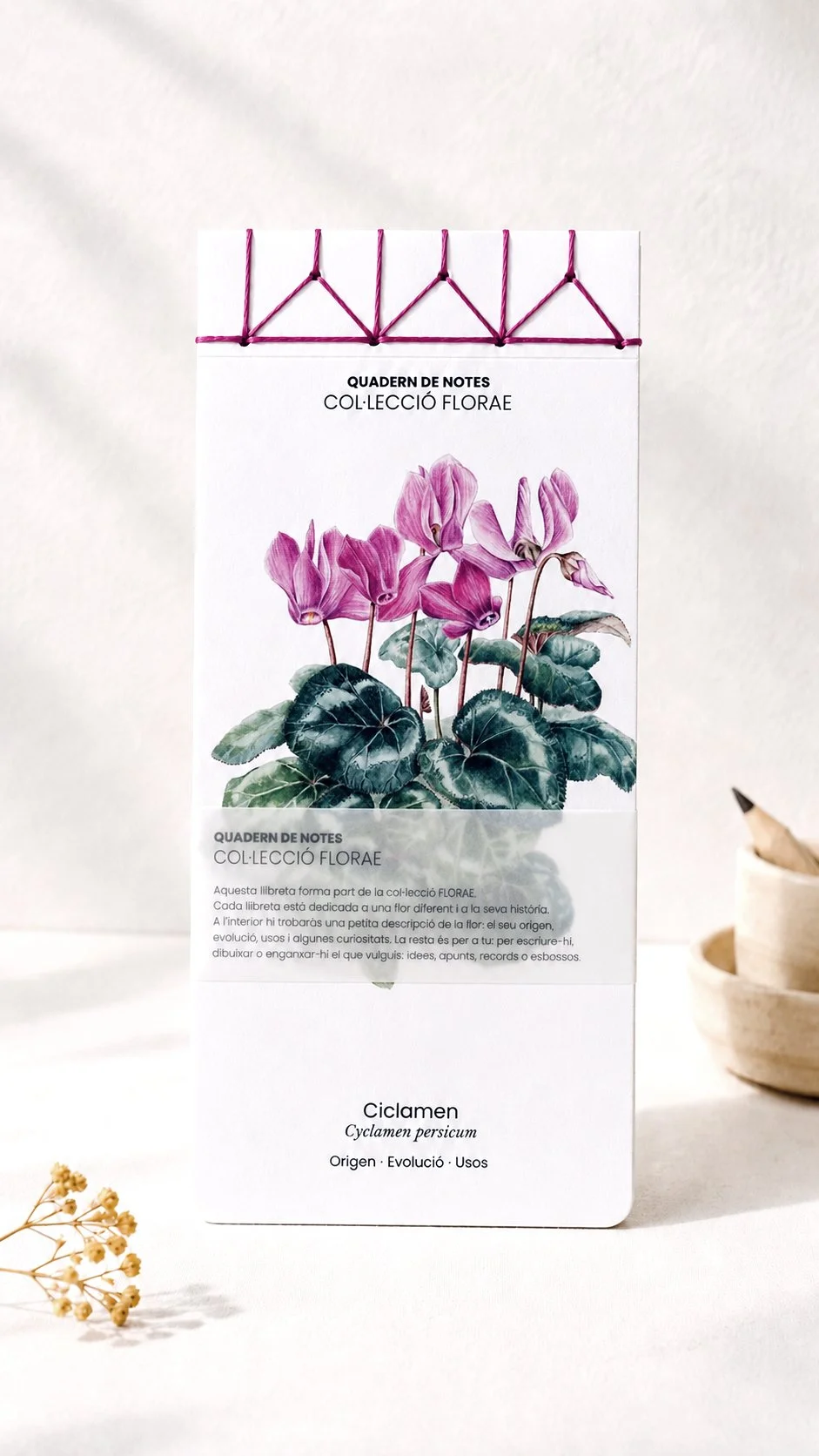 Cuaderno de notas con ilustración en acuarela de ciclamen en flor en la portada, para anotaciones.