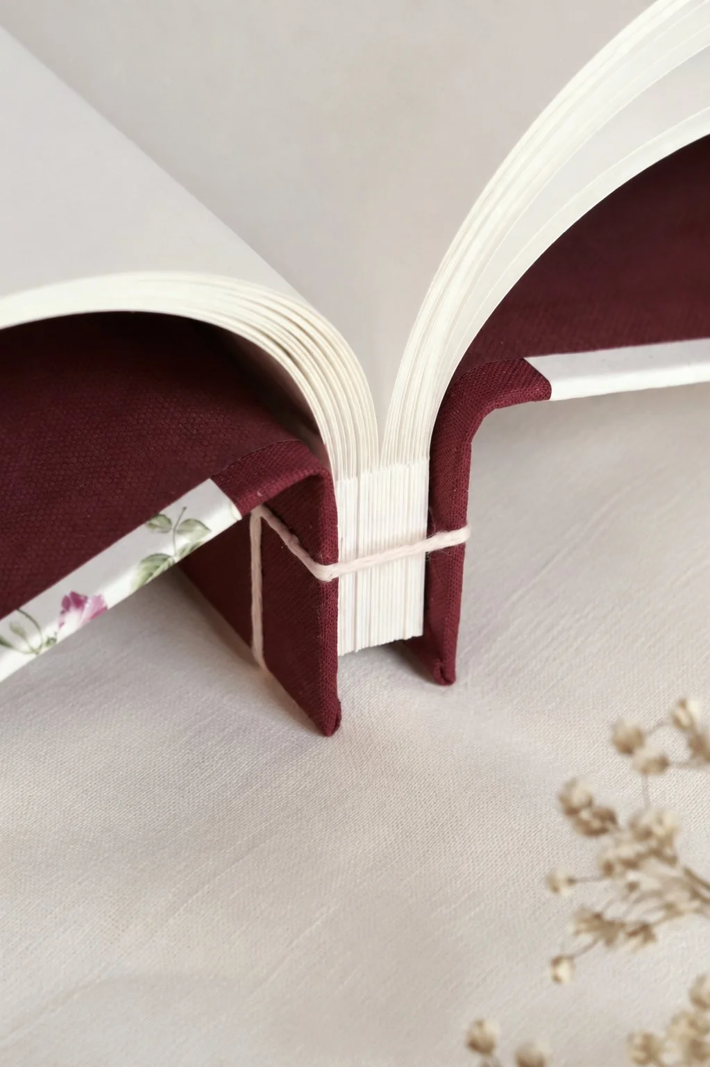 Detalle lomo y abertura libreta artesanal ilustrada, cosido japonés.