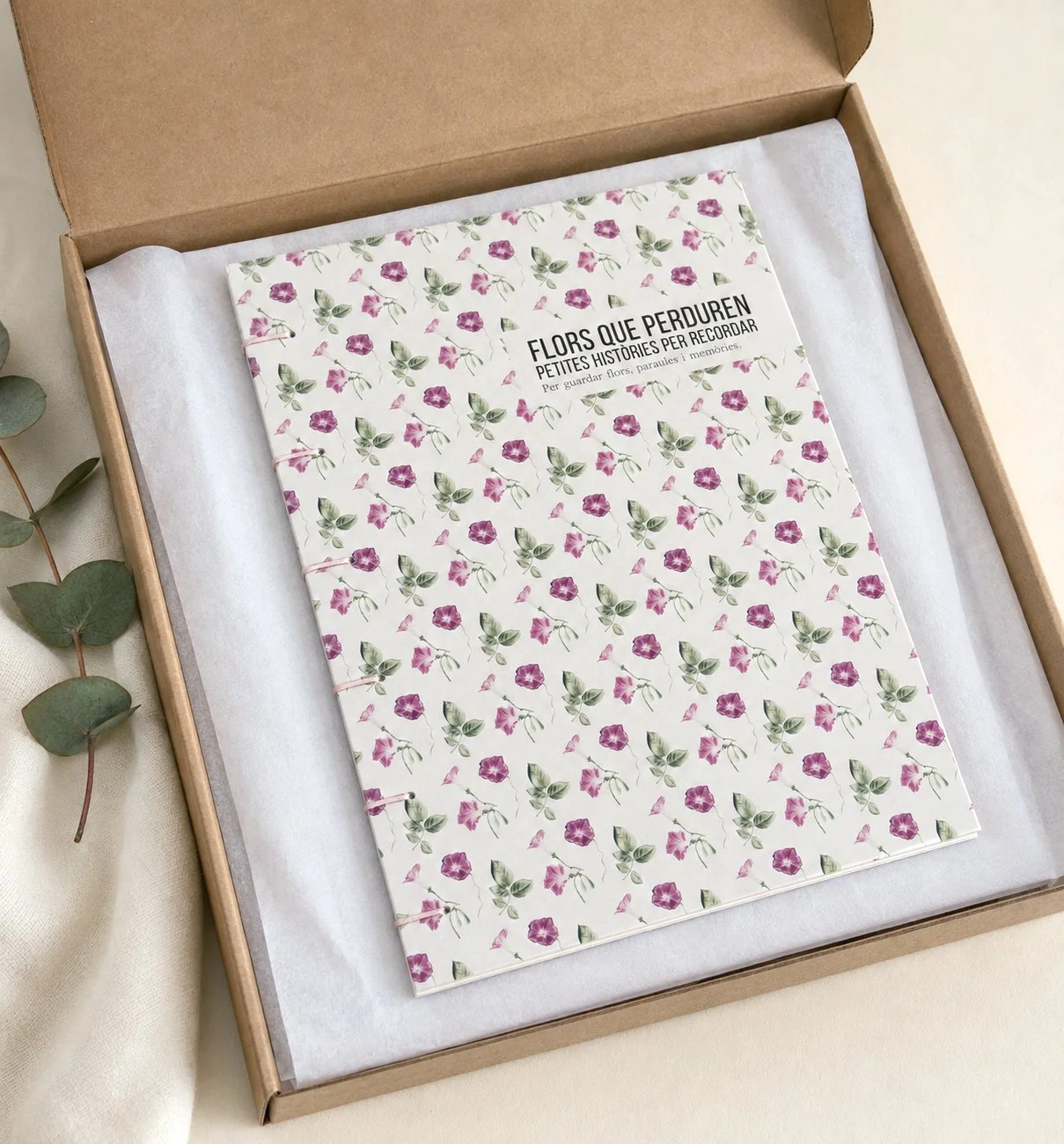 Packaging de libreta artesanal con estampado de flores de campanilla en acuarela y encuadernación japonesa