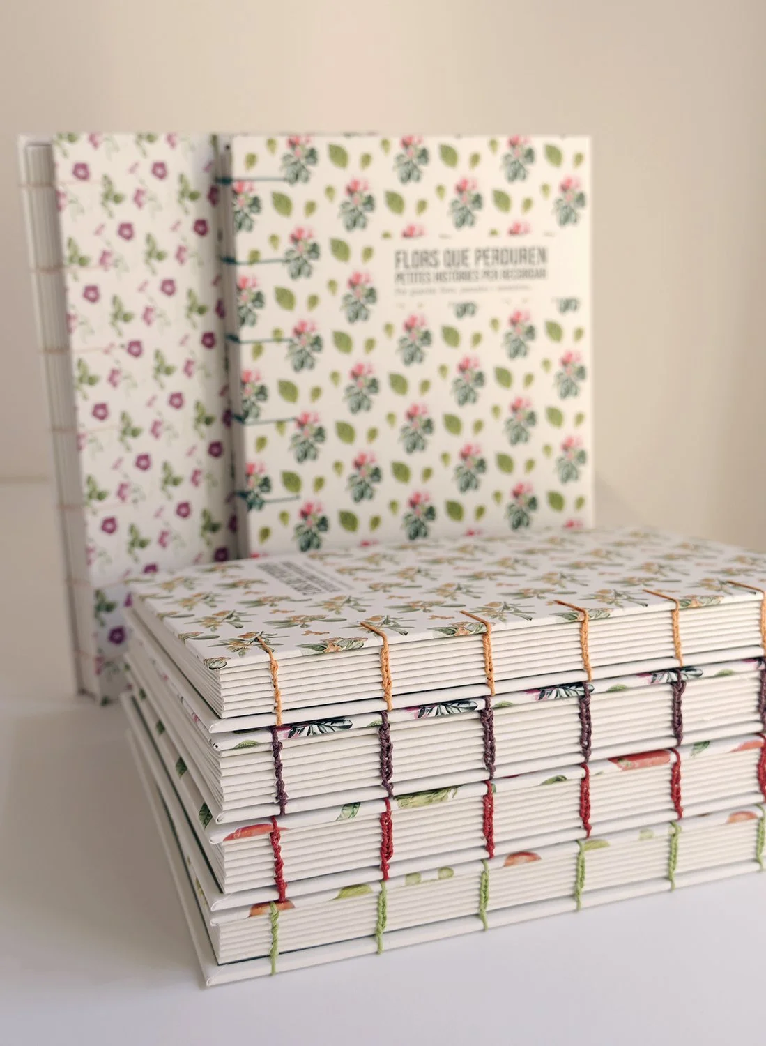 Libretas artesanales con estampados de flores botánicas en acuarela y encuadernación japonesa