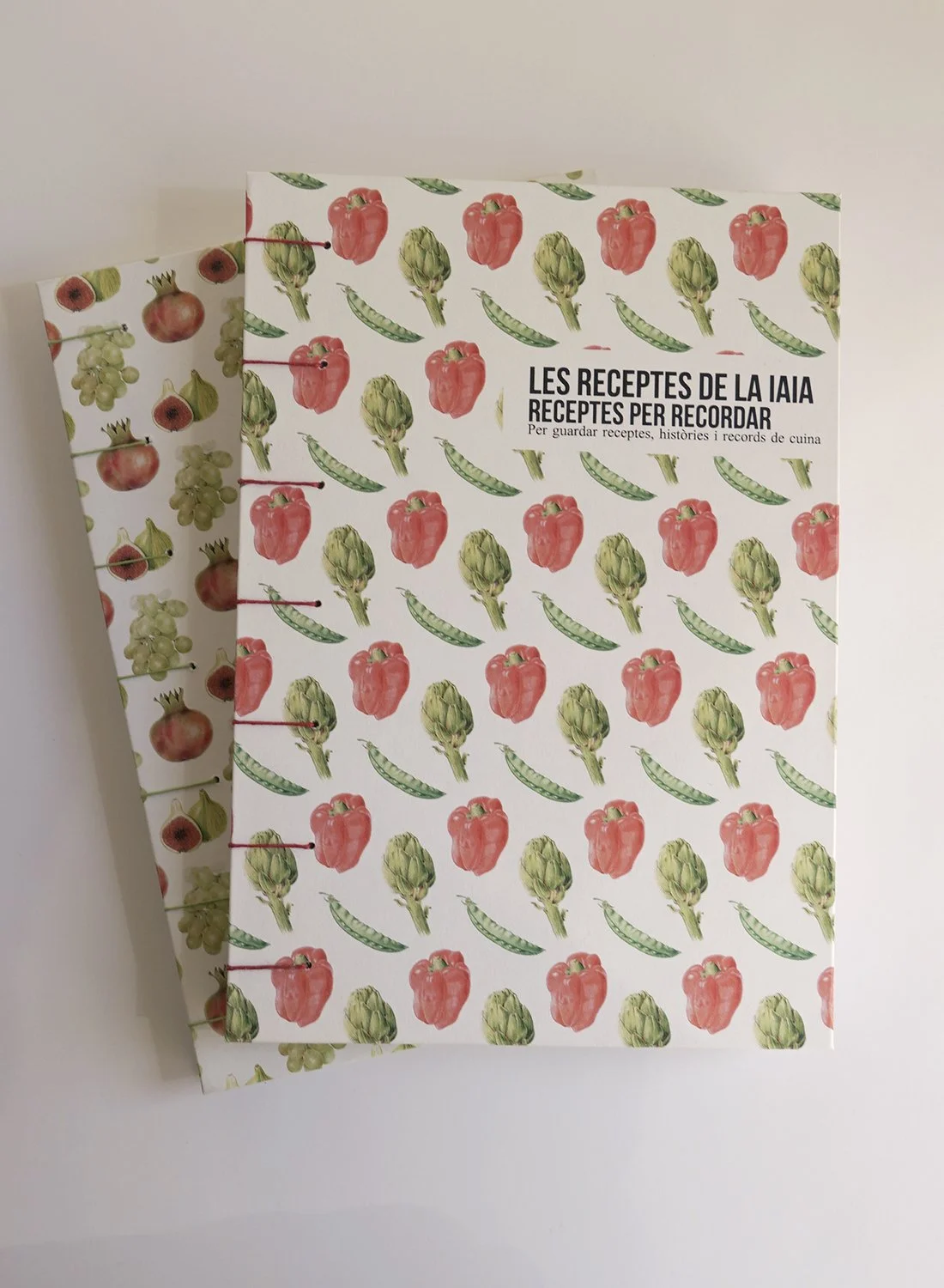 Dos libretas artesanales con estampados de hortalizas en acuarela y encuadernación japonesa