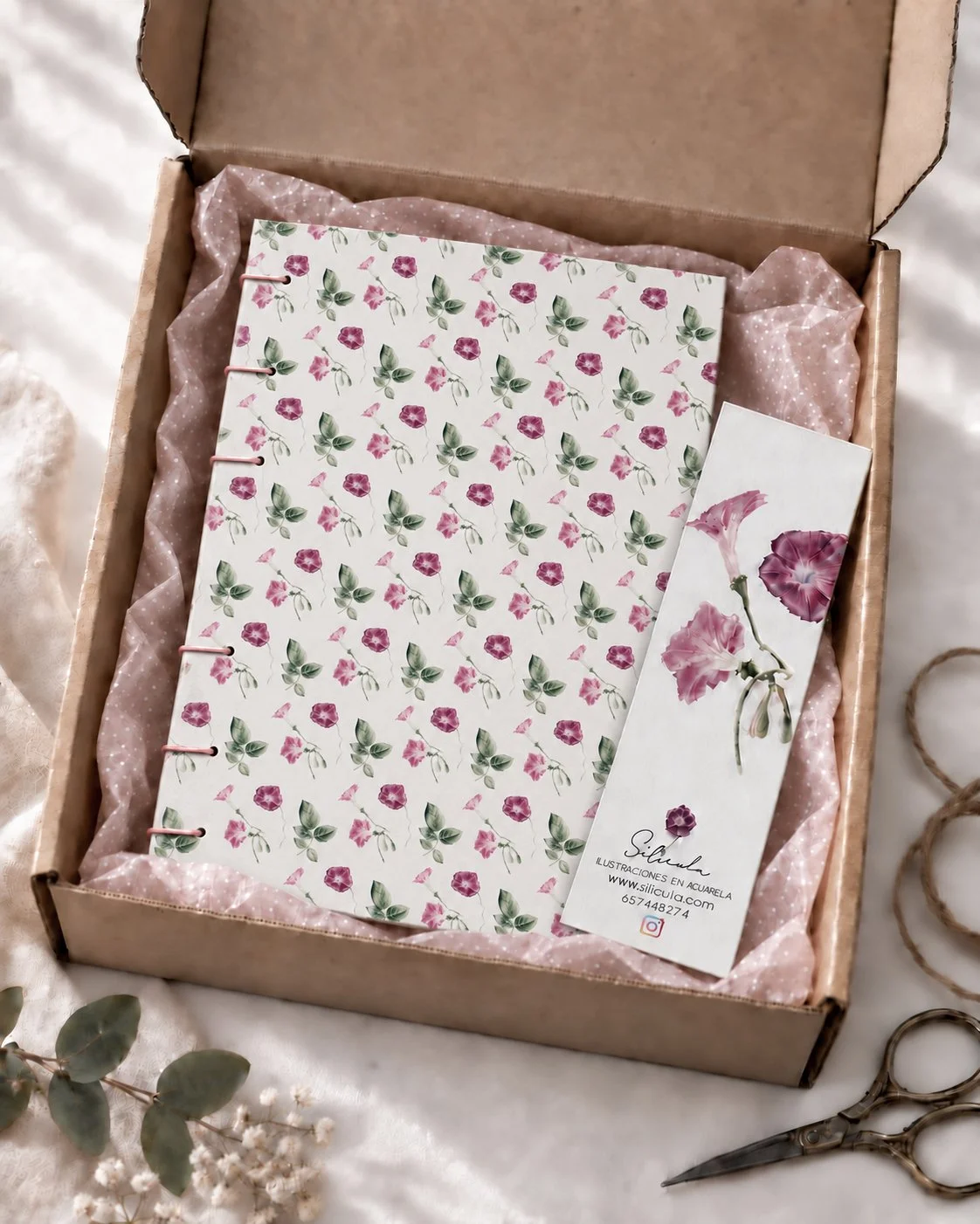Pack regalo con libreta artesanal de campanillas y punto de libro a juego de Silícula