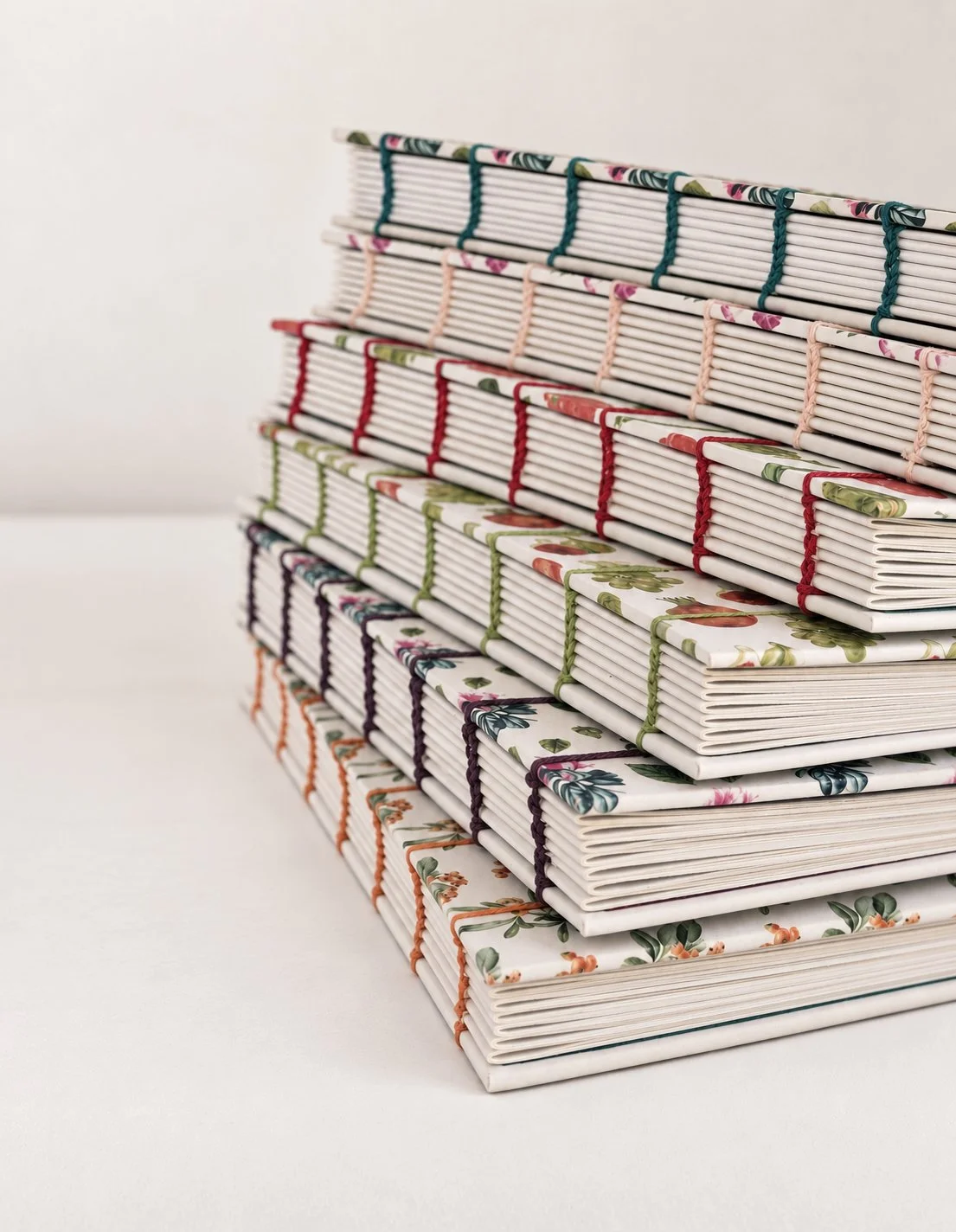 libretas-apiladas-artesanales-motivos-florales-silicula.jpg