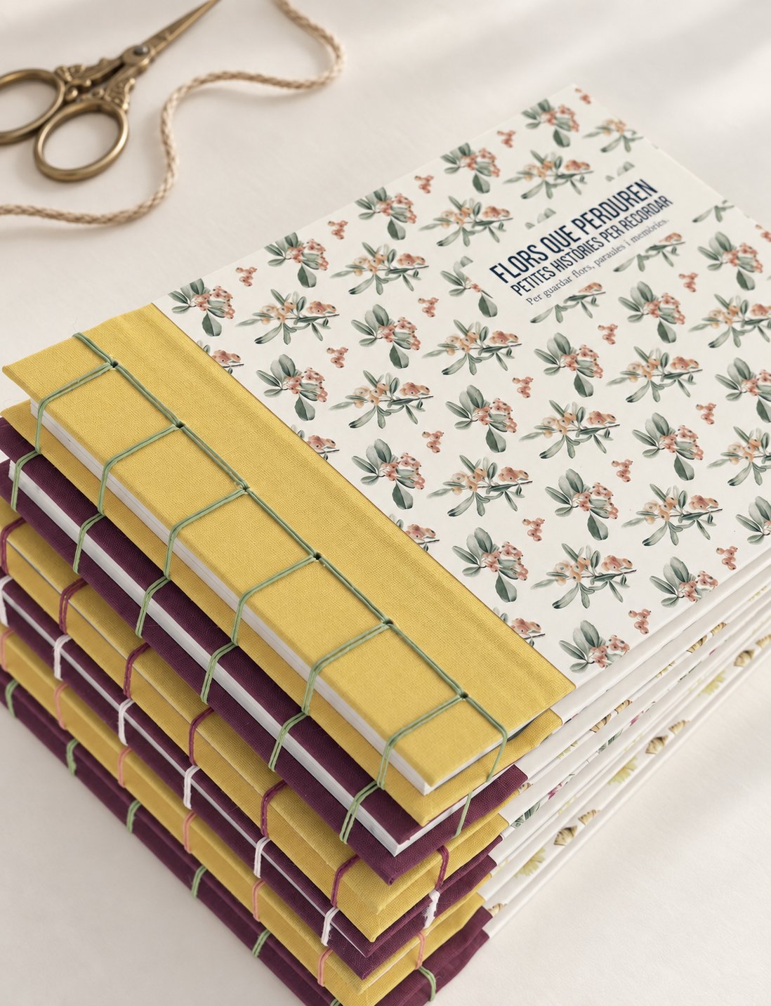 libretas-apiladas-artesanales-motivos-botanicos-silicula.jpg