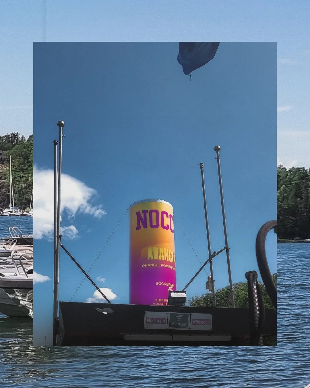Snacka om stora mål!
Under sommaren har vi producerat en 2,5 meter hög Nocco-burk i frigolit med folierad PET-front som monterats direkt på taket! 🔥
Storformat som tål både blickar och väder.
Perfekt synlighet, max