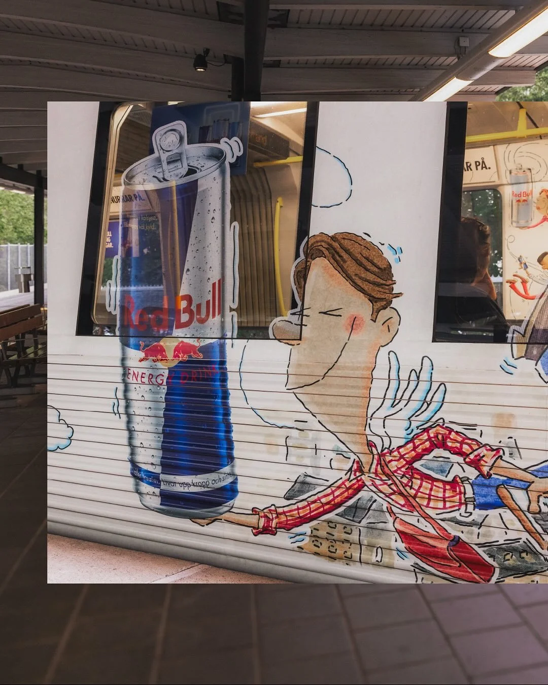 Ny look, samma t&aring;g 🚇🔥
Foliering som t&aring;l b&aring;de rusningstrafik och blickar!
Stora ytor, stora intryck &ndash; precis som vi gillar det. 🌟

I samarbete med Bauer Media Outdoor