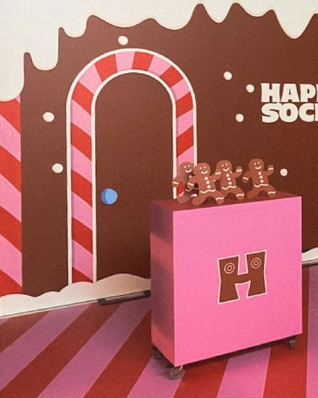 F&auml;rgsprakande och lekfullt precis som Happy Socks! ☃️🧦
Vi har haft n&ouml;jet att foliera och bygga en v&auml;gg i Reboard i deras nya pop-up-yta i Nacka Forum! ❄️🤩