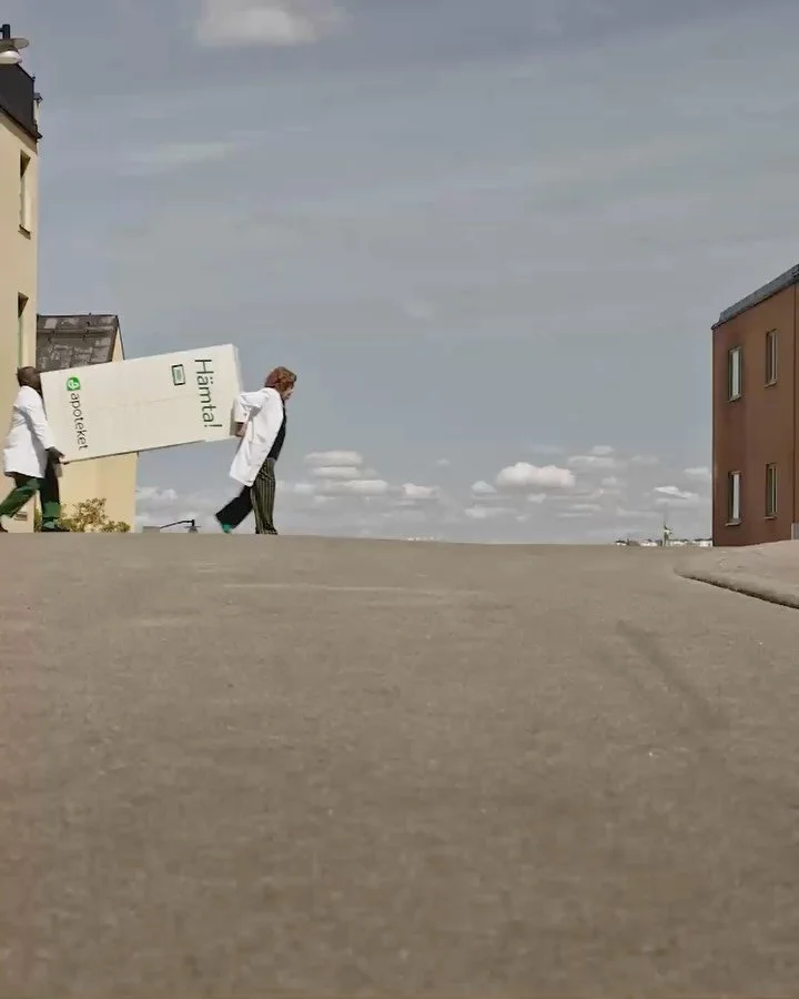 Vi fick &auml;ran att tillverka paketboxar i Reboard till Apotekets senaste TV-reklam 😍📺
L&auml;tta, starka och helt anpassade f&ouml;r inspelningen!
Ett riktigt roligt projekt att f&aring; s&auml;tta v&aring;r pr&auml;gel p&aring; 🤩🔥