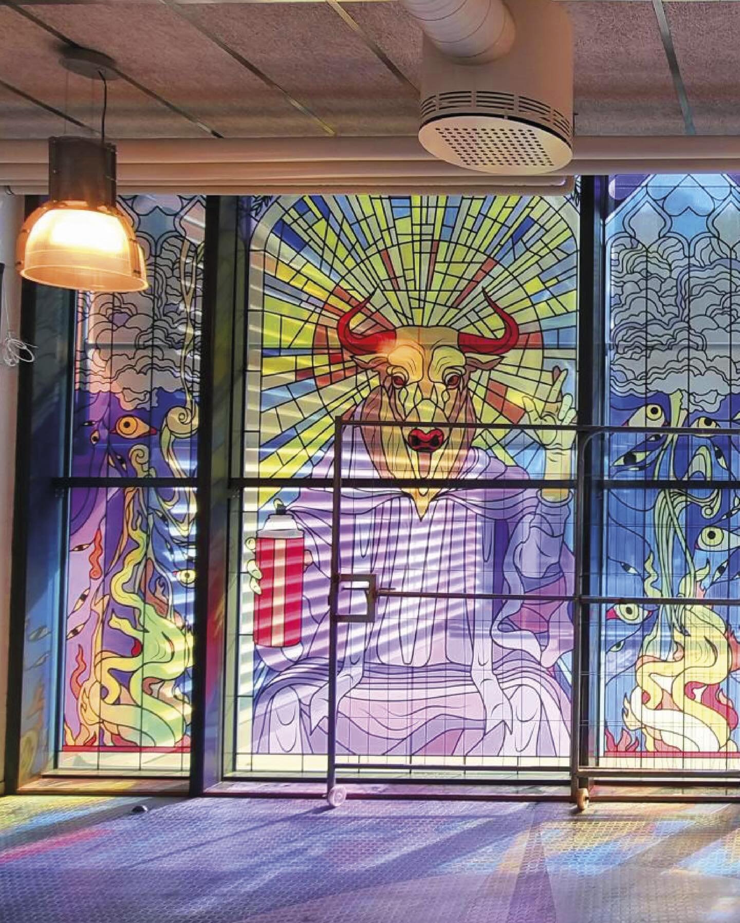 @kollektivetlivet_bar gav oss &auml;ran att producera och montera den h&auml;r fantastiska f&ouml;nsterdekoren!🔥😍
Print p&aring; transparent folie &auml;r ett sl&aring;ende alternativ f&ouml;r att skapa en unik atmosf&auml;r i ett utrymme!

Vill du