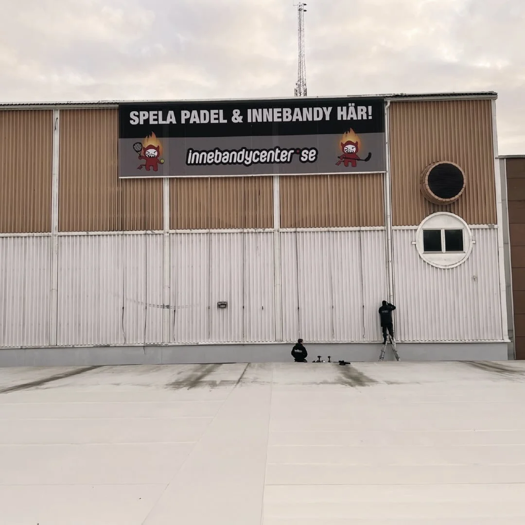Innan sn&ouml;n tog &ouml;ver Stockholm monterade vi en fasadvepa p&aring; 42kvm uppe p&aring; taket hos @sthlm_padel_innebandycenter i H&auml;gersten ❄️🤩
Timing, teamwork och lite fingertoppsk&auml;nsla!
Precis som vi gillar det 🔥