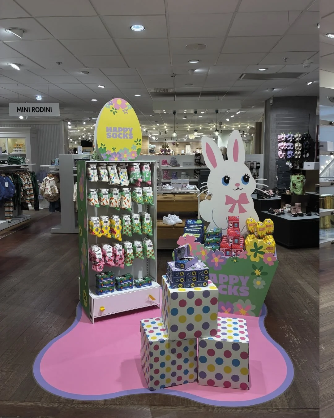 P&aring;sken v&auml;ntar runt h&ouml;rnet 🐣

Till Happy Socks har vi producerat en f&auml;rgstark p&aring;skinstallation 💛🩷🧦