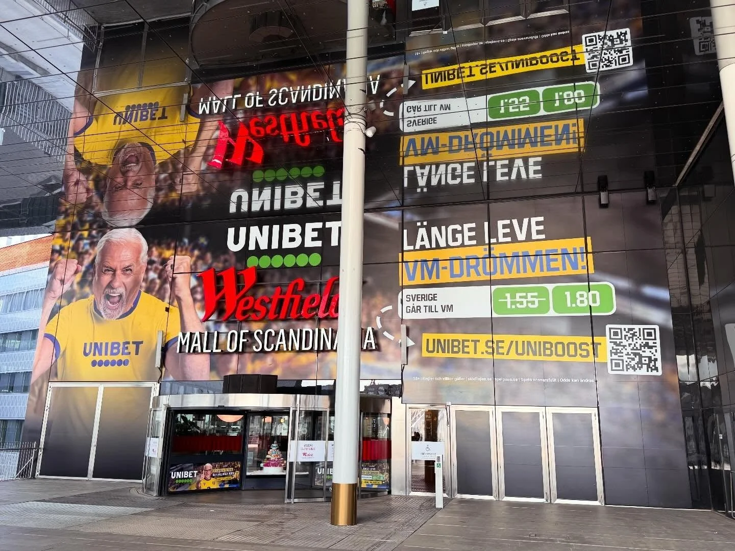 Foliering av entr&eacute; till @westfieldmallofscandinavia inf&ouml;r VM-playoff-finalen mot Polen p&aring; Strawberry arena ikv&auml;ll 🤩⚽️🔥