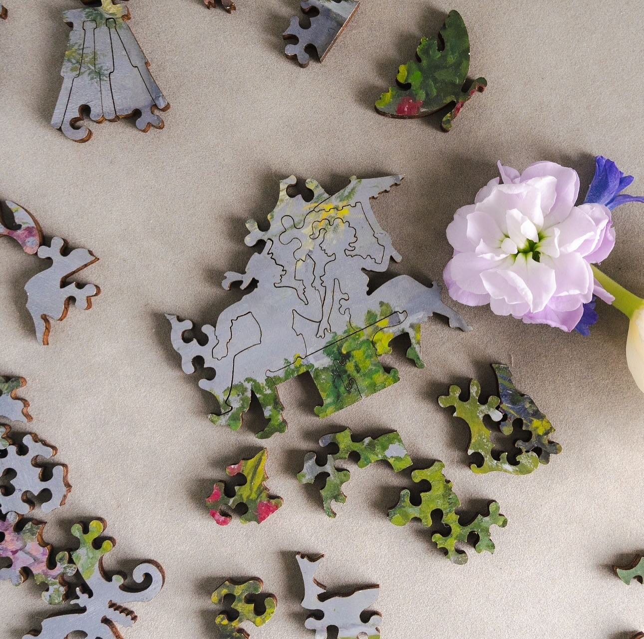 The Gardener puzzle gets one through an old, gray day as the bulbs push up through the wet soil. @libertypuzzles are back in stock. Give the website a visit!

📸 @emmabgarcelon 

#libertypuzzlesforpilkdesigncollective #thegardener #woodenpuzzles #gam