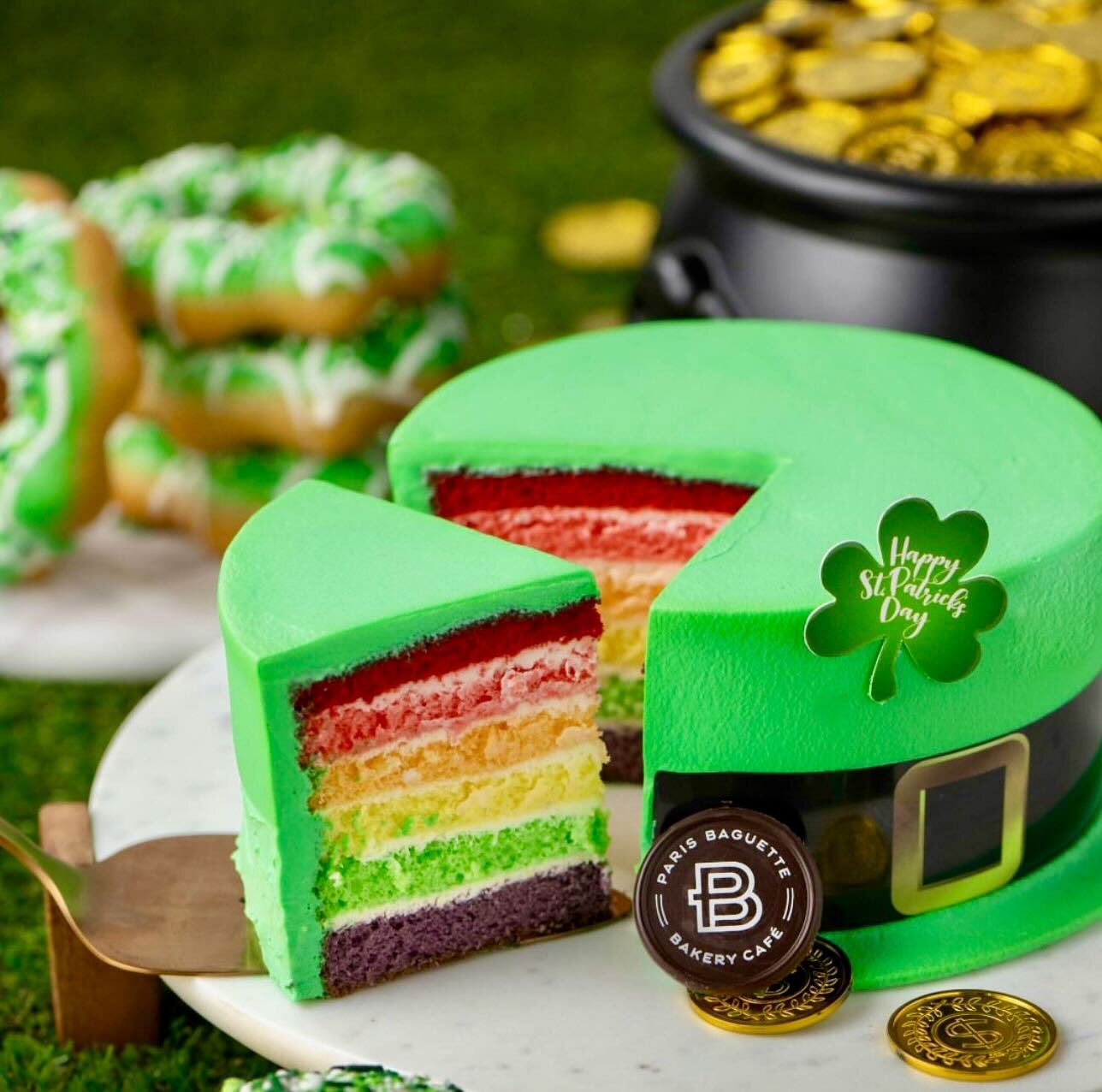 Happy St Paddy&rsquo;s Day ☘️ May your day be as sweet as a pot of gold 💰 at the end of a rainbow 🌈 @parisbaguette_usa 
.
.
.
#stpatricksday #stpatricksday #stpaddysday #stpaddys #stpatricksdaycookies #stpatricksdaycake #stpatricksdaydessert #lucko