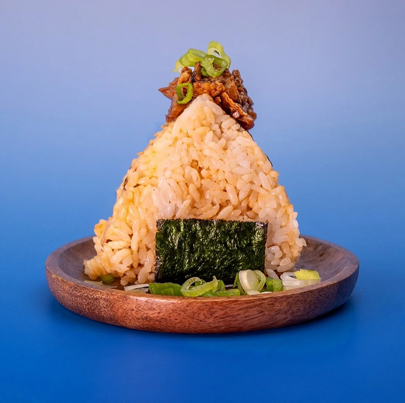 Grabbin&rsquo; &amp; goin&rsquo; with this rice mountain! Onigiri: the ultimate snack on the go. 🍙😋 @yasubeeramen 
.
.
.
#onigiri #onigiriaction #おにぎり #おにぎりレシピ #japanesericeball #japanesesnack #japanesesnacks #ramennoodles #labordayweekend #ricebal