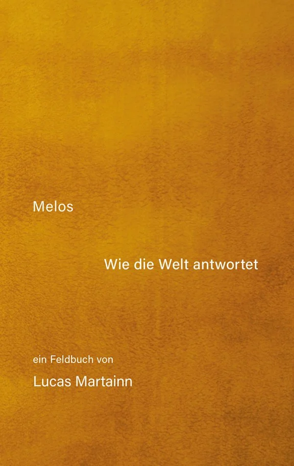 Buchcover mit braunem, texturiertem Hintergrund. Titel: 'Melos – Wie die Welt antwortet'. Autorenname: Lucas Martainn. Beschreibung: Ein Feldbuch.