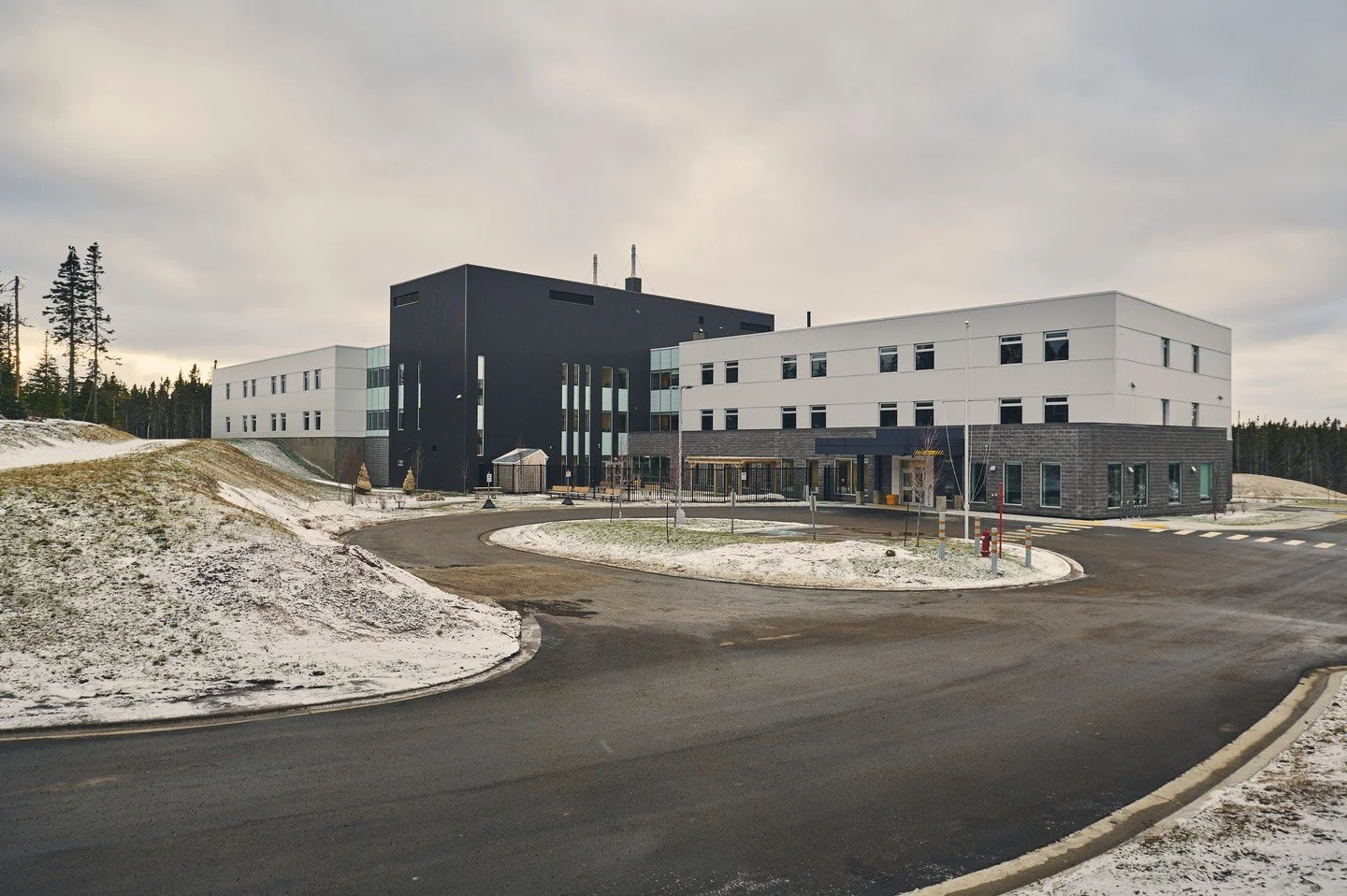 Meet the Gander and Grand Falls-Windsor Long-Term Care Homes: two 60-bed facilities in Central Newfoundland that bring the small home model to life for more connected, resident-focused care.
Delivered through a P3 Design-Build-Finance contract with