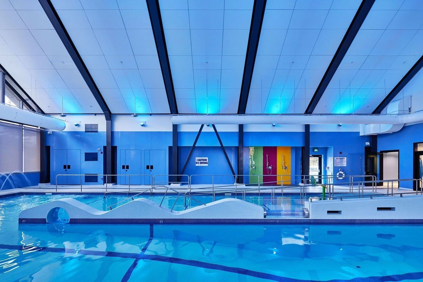 G architects is proud to have led the design of the Mayim Aquatic Centre & Elkie Adler Hydrotherapy Pool — the first fully accessible aquatic facility in Vaughan.
Opened in 2022 for @kaylaschildrencentre the centre features barrier-free de