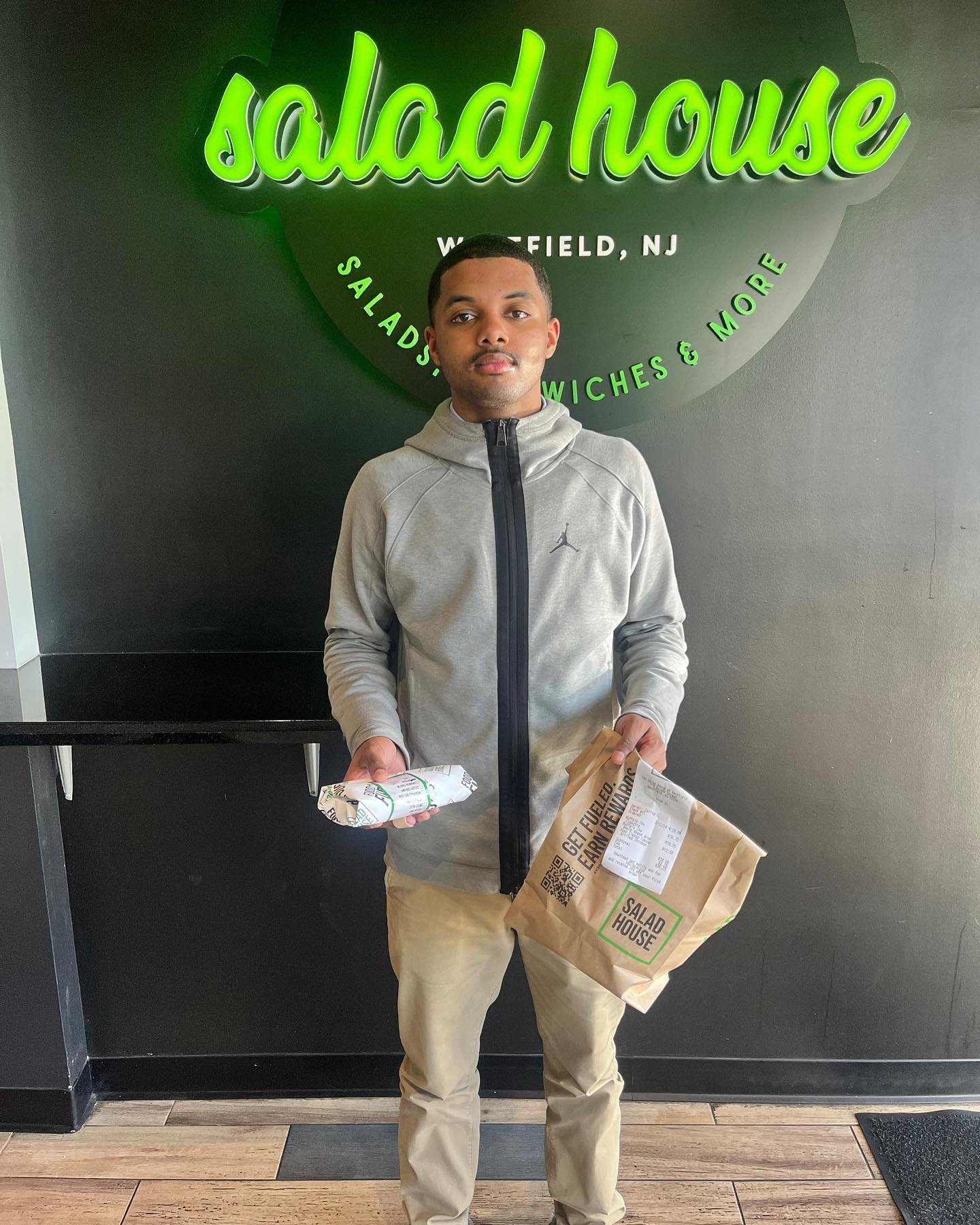 JG x Salad House
This is a go to spot for Jalen to get food that fuels him to preform his best on the court and in the classroom! 

@thesaladhouse is a franchise that we love, great food and even better people. A menu that has something for everyone 