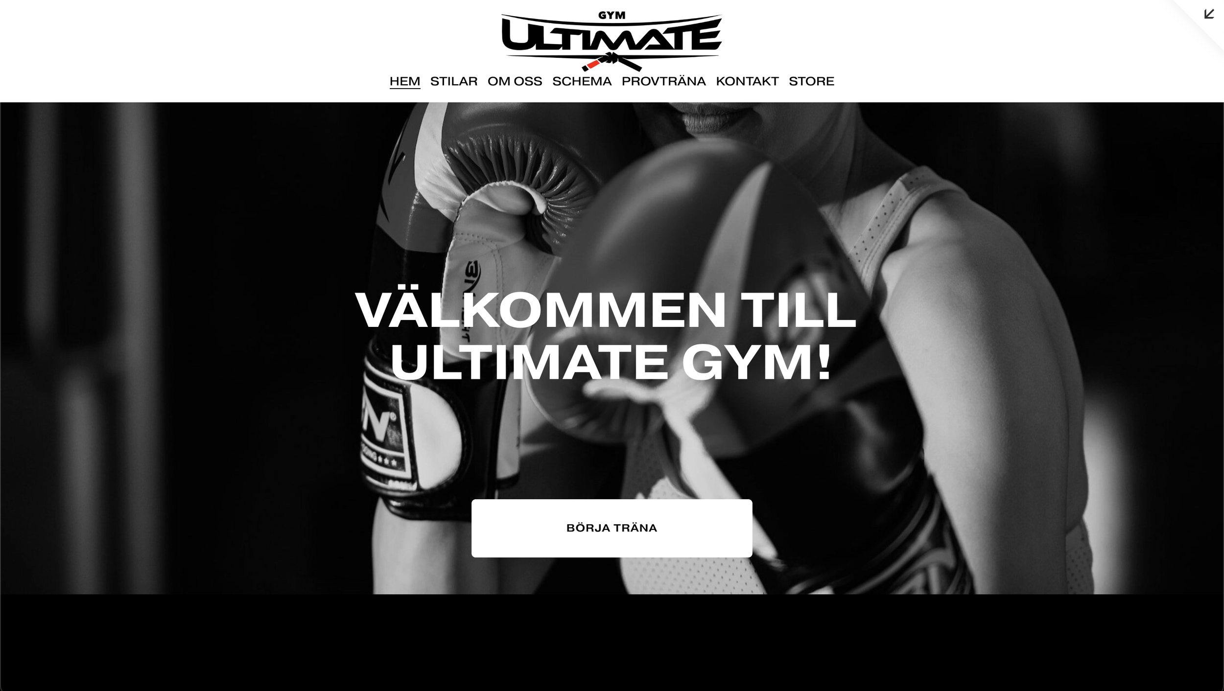 Svartvit bild av en person i boxningsskydd som tränar, med texten 'Välkommen till Ultimate Gym' och en knapp med texten 'Börja träna'.