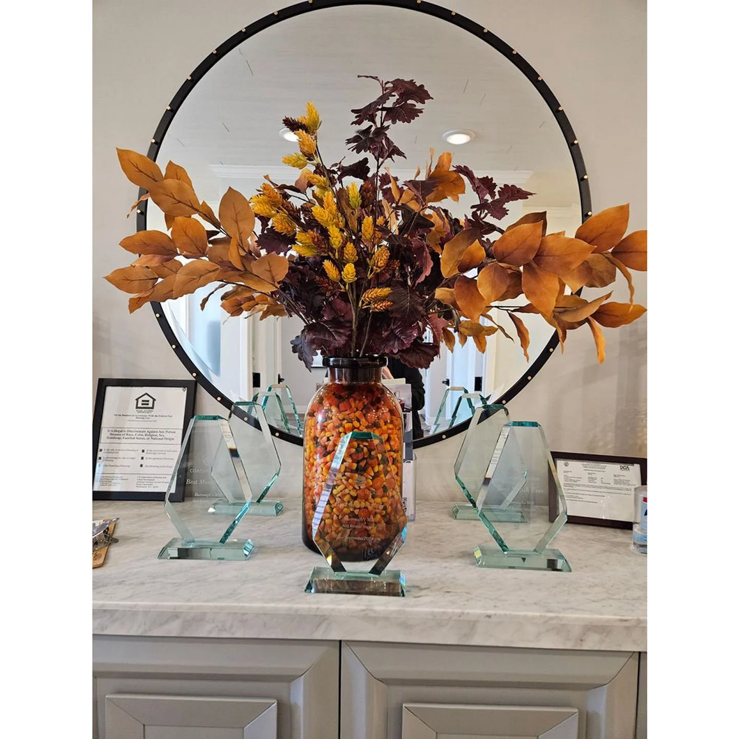 🍂BM Family think you can guess how many candy corns are in the vase??? Stop by the office and write down your best guess. Closest wins the whole vase...Good luck🍂🤔
#BurroughsMill #CandyCornContest #LoveWhereYouLive #BeWhereYourFeetAre #Flats #Town