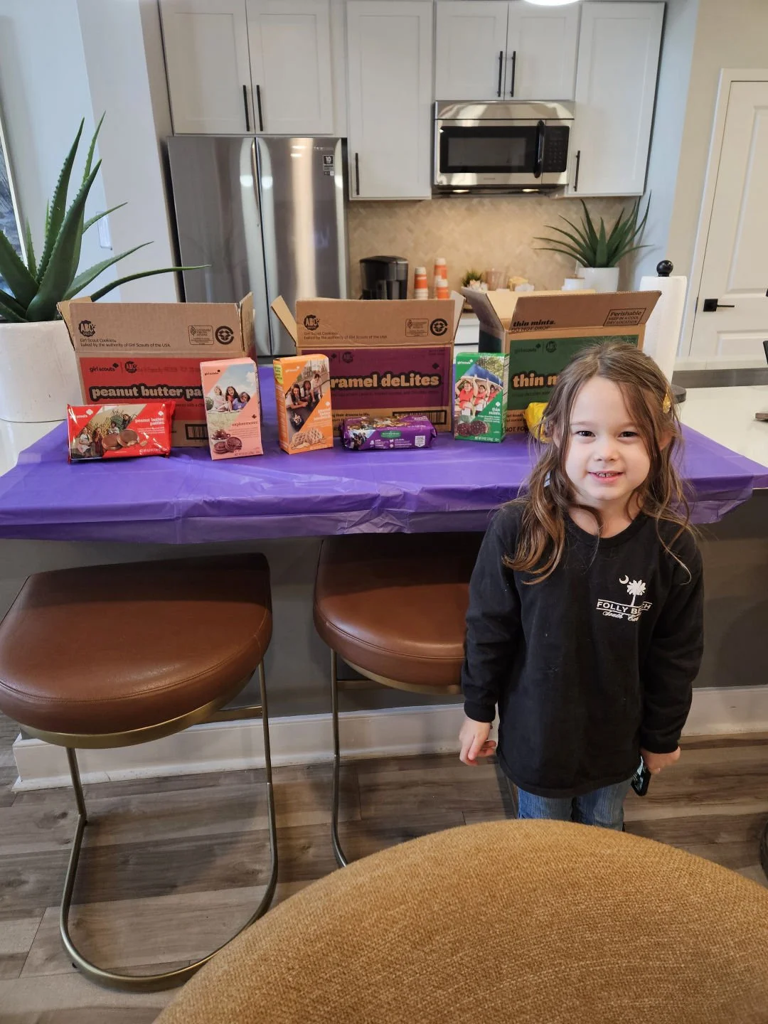 🍪This beautiful young lady wanted to thank the BM Family for helping her sell out of Girl Scout Cookies last Saturday afternoon at our Clubhouse. Way To Go and we will do this again very soon !!!🍪
#StormIsComing #GirlScoutCookies #Kindness #BeKind 