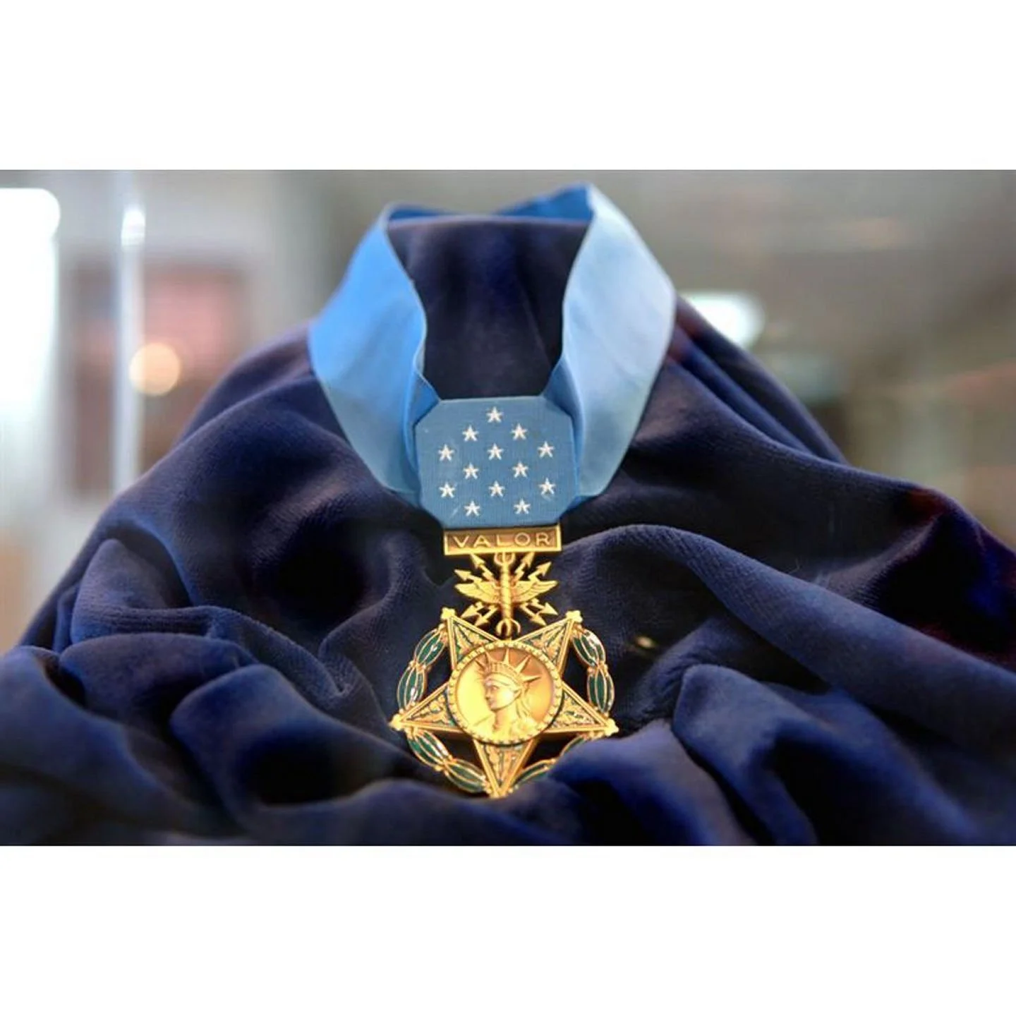 🎖️🎖️🎖️Each year, Medal of Honor Recipients gather at Arlington National Cemetery for one of the most significant and solemn traditions marking the occasion. During this annual ceremony, they will lay a wreath at the Tomb of the Unknown Soldier, pa