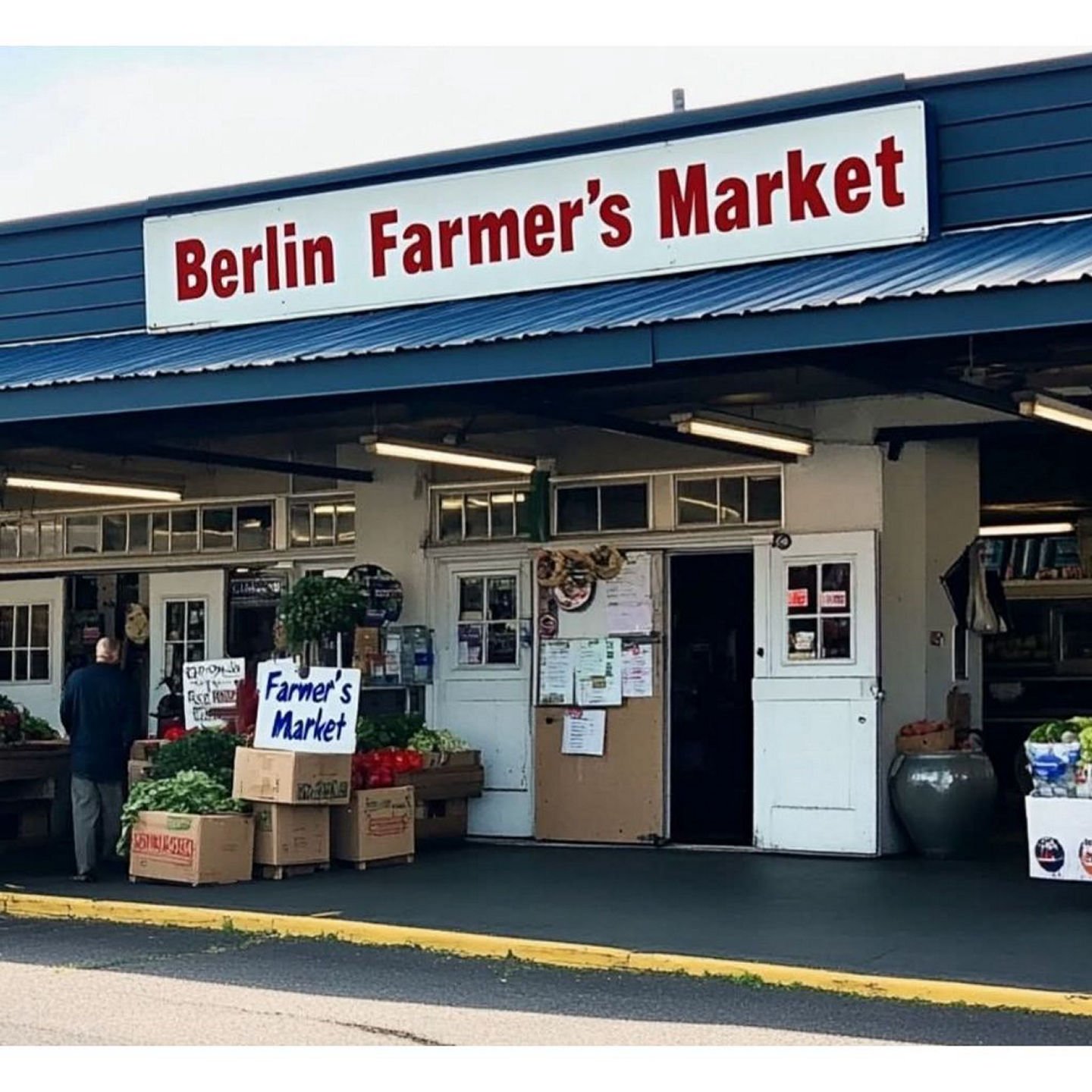 🌺BM Family for all of you that don't know The Berlin Farmers Market it's a local gem!!! Don't forget to get a freshly baked pretzel with cheese on it, is definitely a must have, the leather store and the shoe store "Hello" Open Thursday Fr