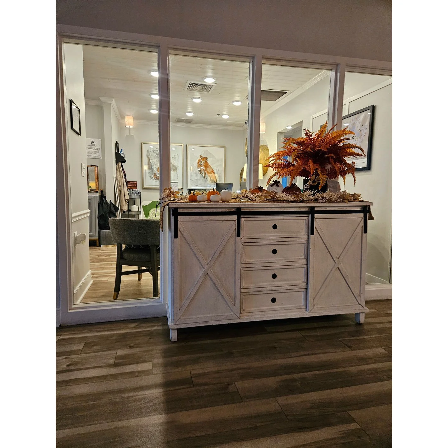 🍂Had some time on my hands last weekend, so the office got a little facelift LOL!!!🍂 Stop by tell us what you think and put your candy count guess in the witches brew bowl !!! 
#Liveburroughsmill.com #MakeBurroughsMillYourHome #KindnessFirst #BeKin
