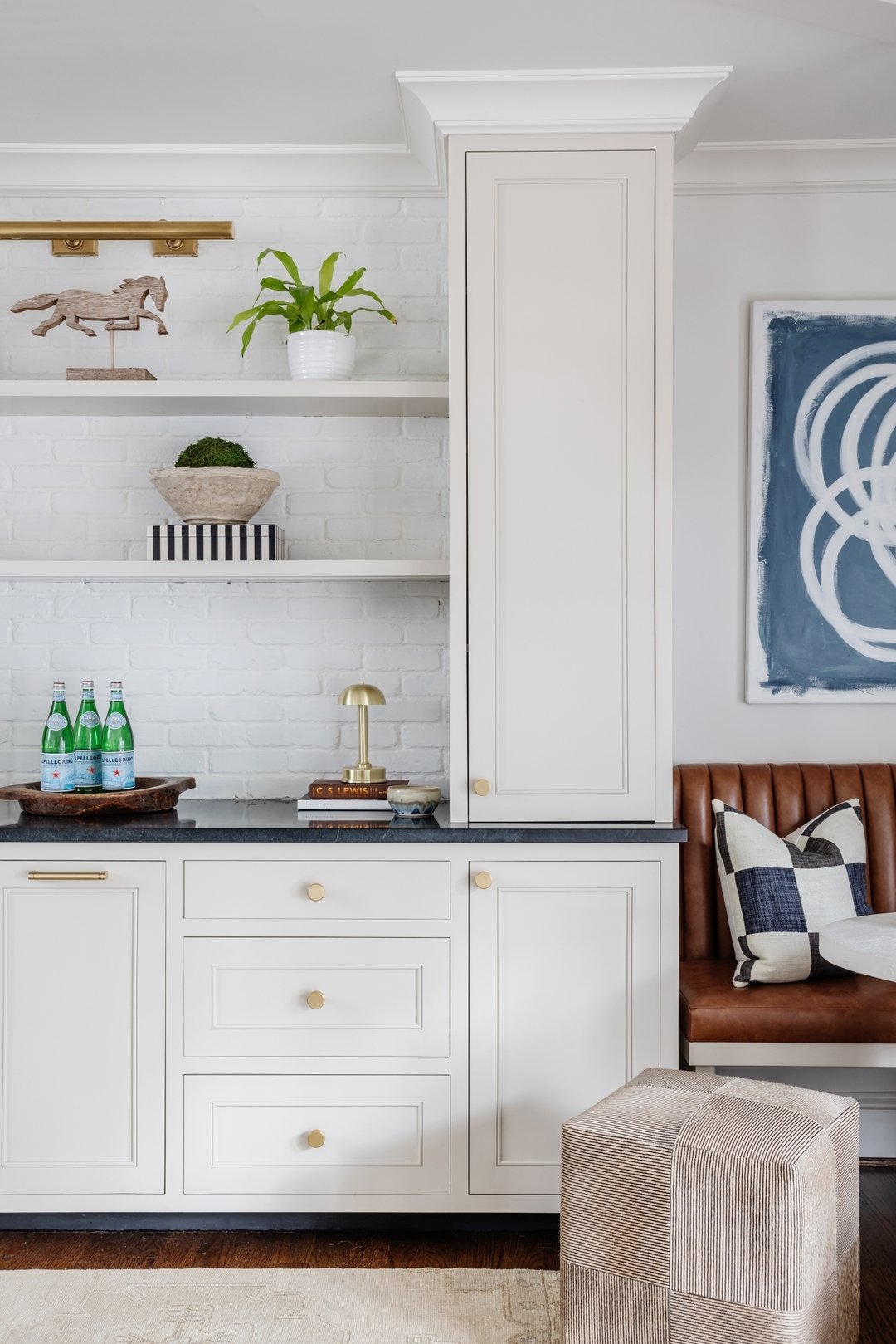 Inside scoop: These shelves were designed to be high enough that a pizza box can fully open on the counter below! 🍕 This media room is ready for hosting.

#perchinteriors #houseinspiration #interiordesign #interiors #cltdesign #charlotteinteriordesi