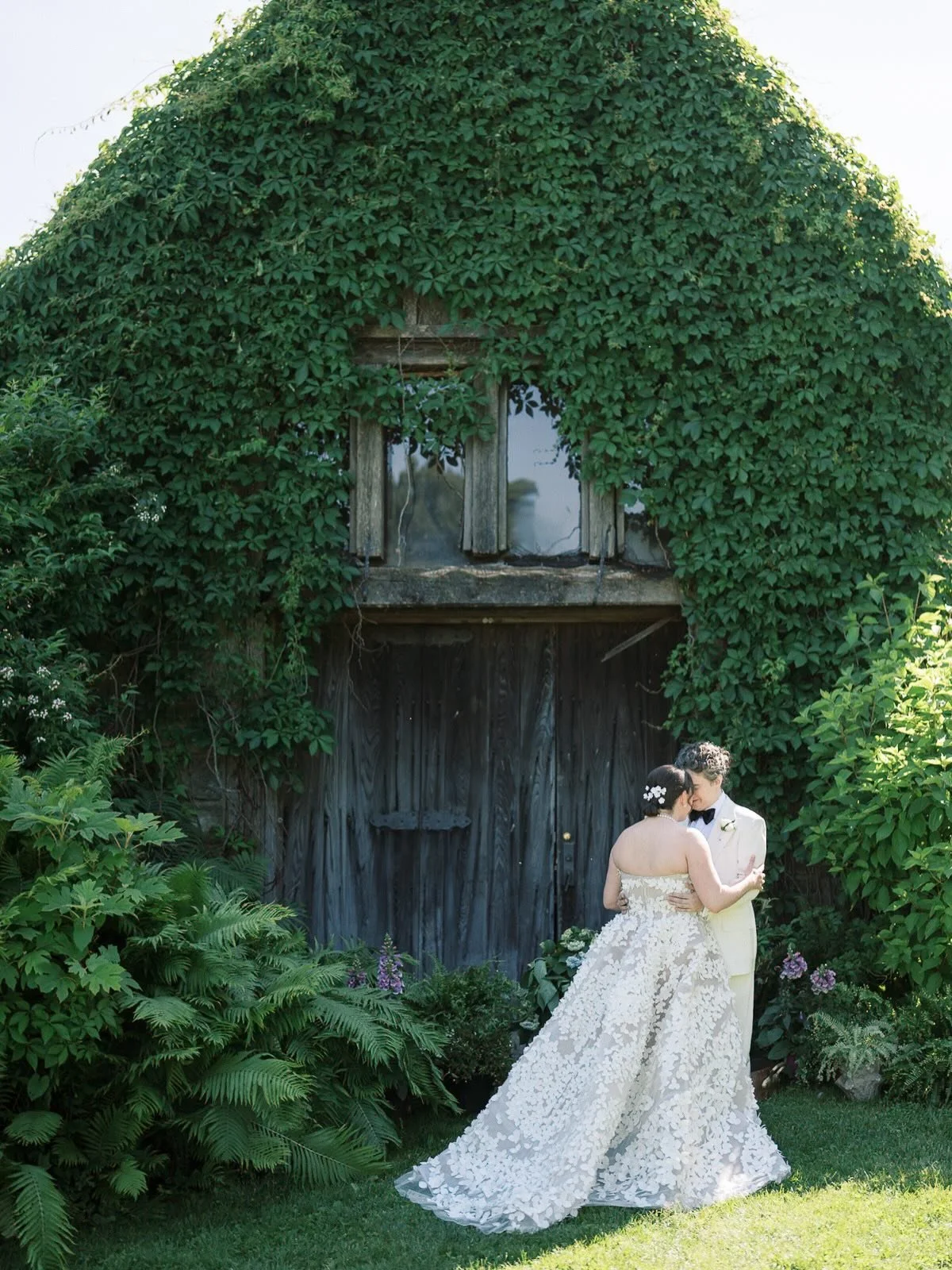 Courtney &amp; Sander did the I Do&rsquo;s at Blue Hill. #goldenhourstudios

Venue: @bluehillfarm
Planning: @roseahnevents
Photography: @jessepafundi
Florals: @brideandblossom
Makeup: @theluminousbride
Hair: @0_hair_by_eileen_0
Dress: @oscardelarenta