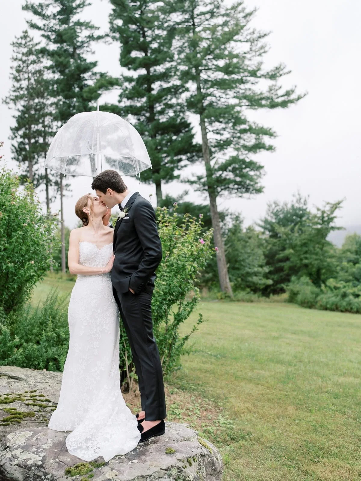 Elizabeth &amp; Ryan married at the beautiful Onteora Mountain House. #goldenhourstudios

Venue: @onteoramountainhouse
Photography: @jessepafundi
Makeup: @theluminousbride
Hair: @0_hair_by_eileen_0
Florals: @seachangeflower
Dress: @lazarobridal
Music