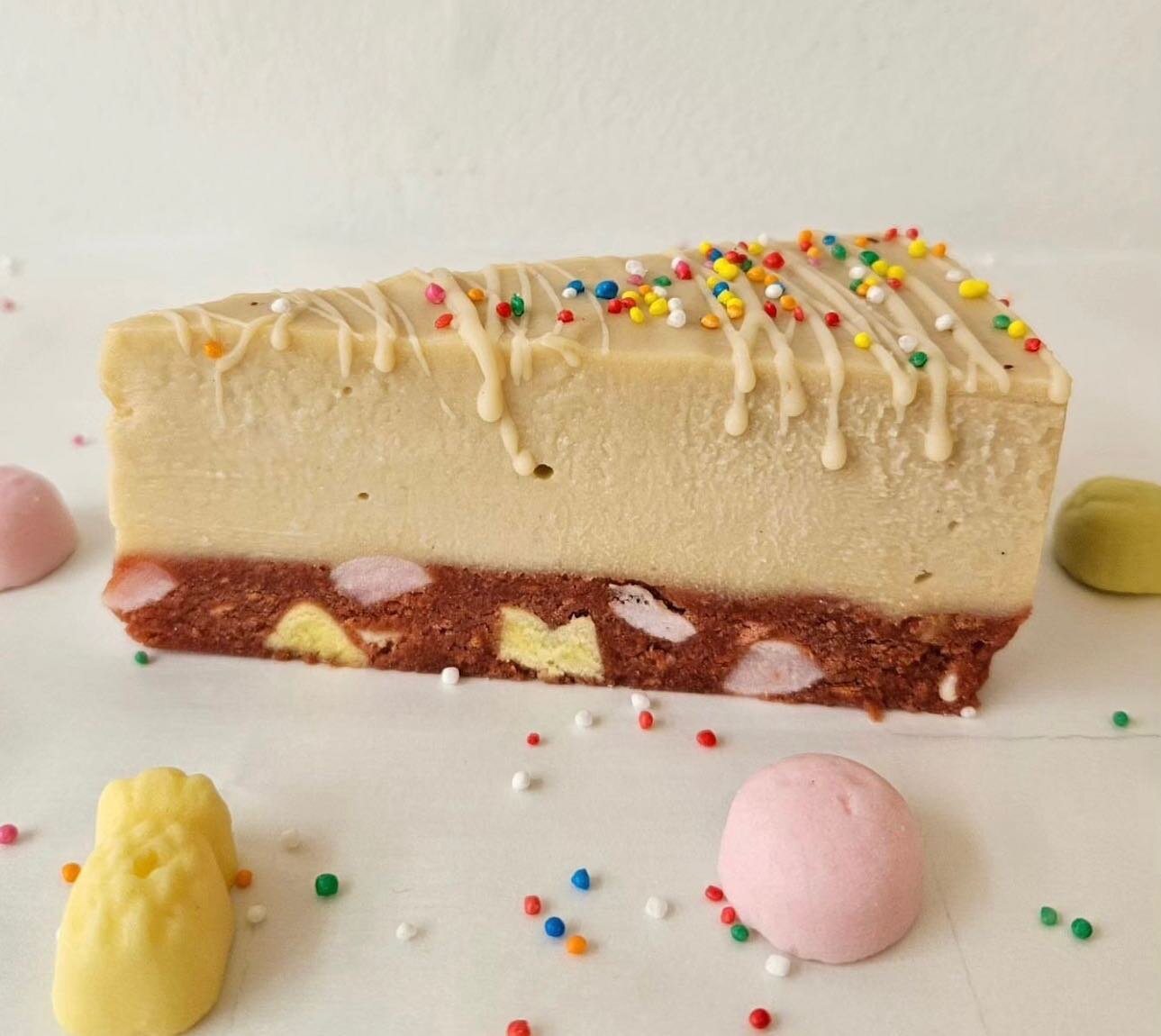 @hellorosiecaravan bring back that childhood nostalgia featuring Nudairy&rsquo;s Cream Cheese 😍 The most delicious vegan lolly cake I&rsquo;ve ever laid eyes on ! Check them out and all their tasty treats ❤️ 🌱 

#vegan #dairyfree #vegancheese #plan