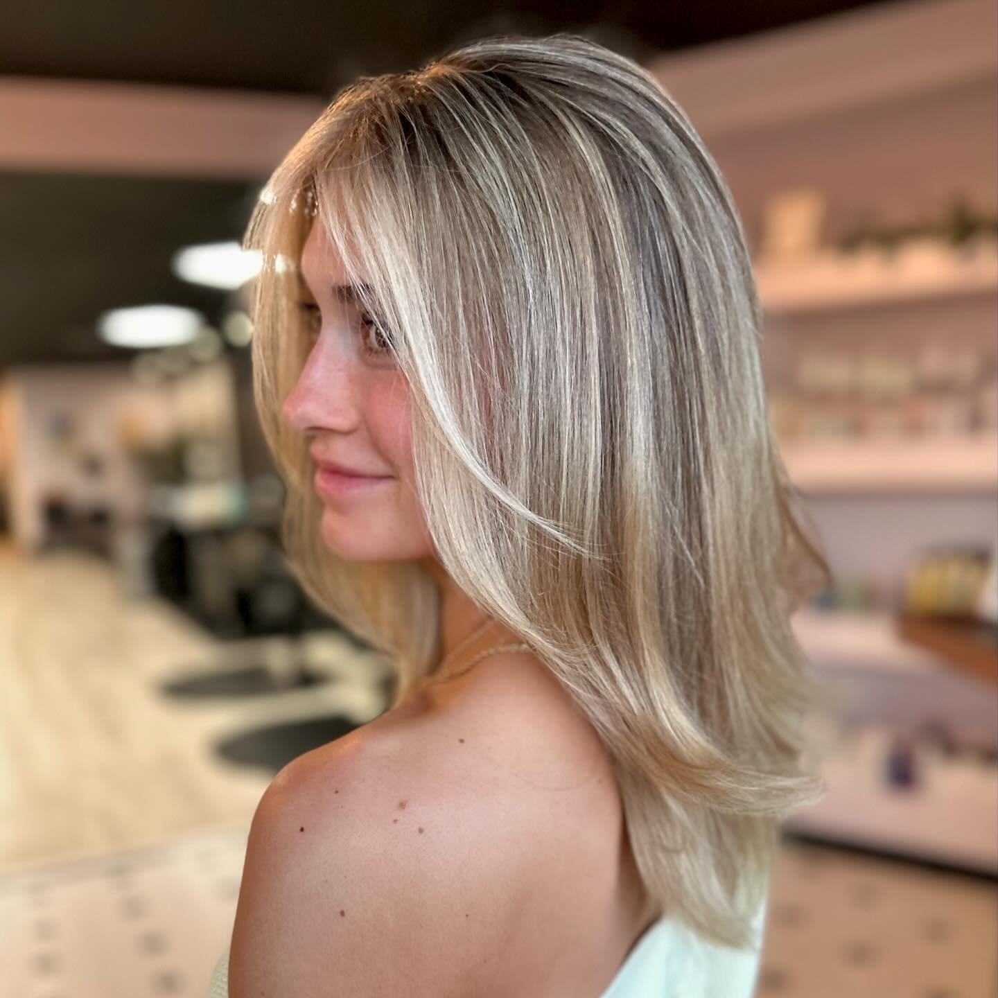 Looking for that blendy vibe?! @rachaelprismhair is your gal! Look at this beautiful creation 😍 we are obsessed. 

Want to book with Rachael? Text or call 8048060604 today!

#rvahair #rvahairsalon #prismglowup #prismhairrva #blendedhighlights #blend