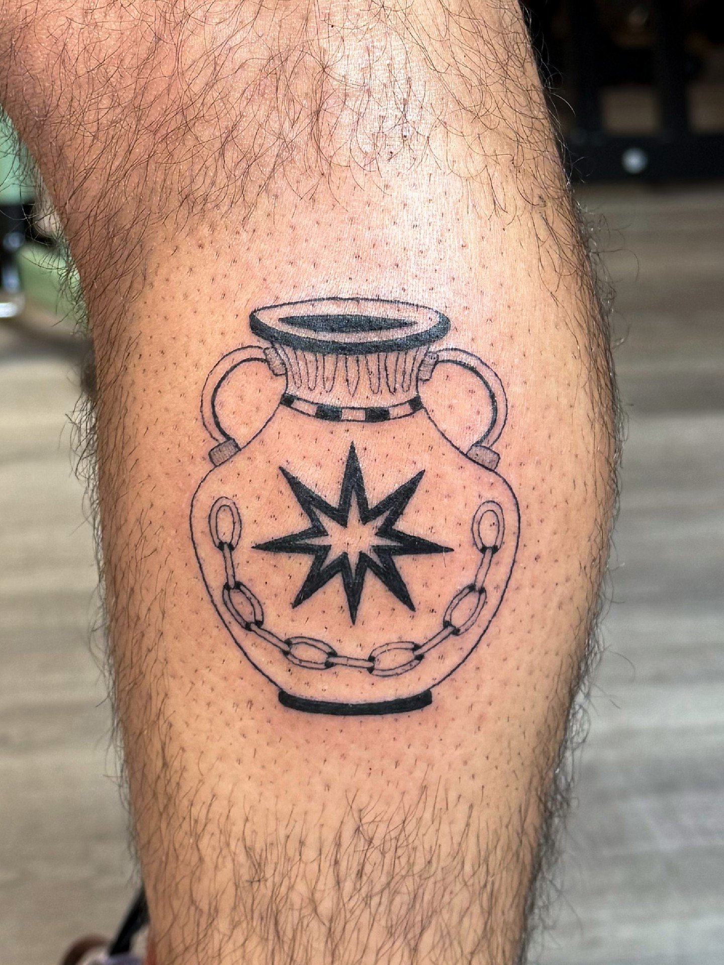 Vase for Bradley! This vase was originally designed to be a rug back in 2023 when I used to hand make rugs (last pic) :~) It was one of the few rugs I kept for myself and never sold, it's cool seeing this design on my wall and on my friend's skin now