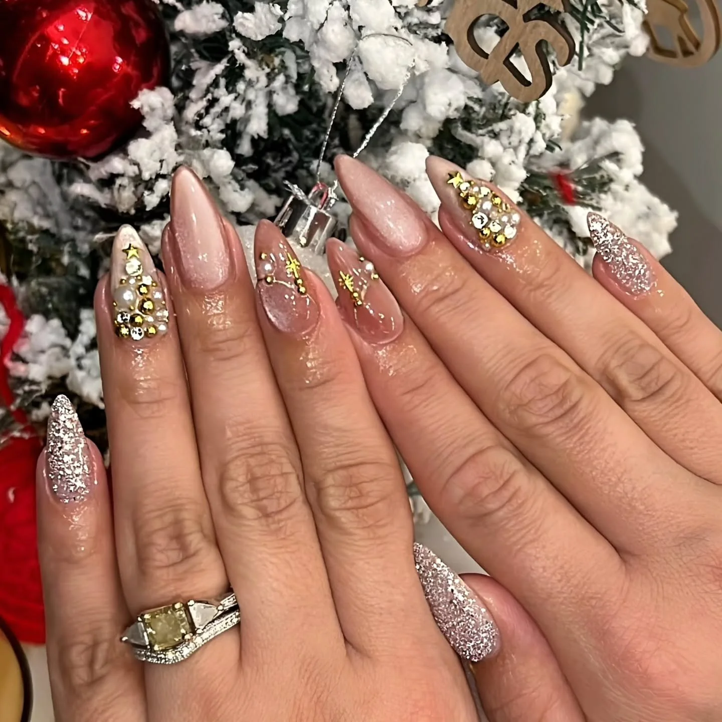 Glitter, gems, and holiday magic. ✨💅

Book your holiday set before spots full up!

Call (403)969-9263 or book online through the link in our bio!

#yycnails #yycnailsalon #yycnailart