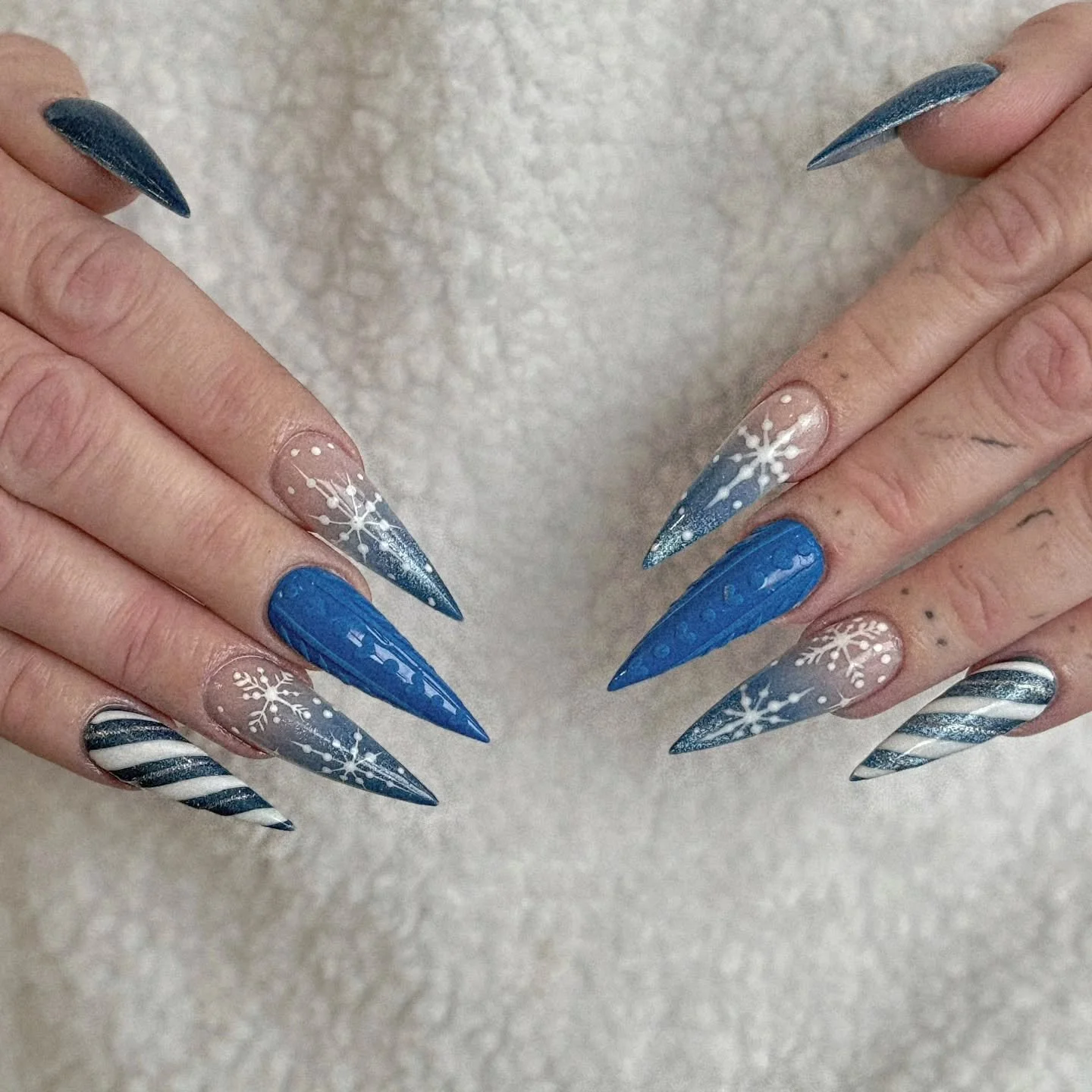 Feelin' frosty and festive 🩵

Call (403)969-9263 or book online through the link in our bio!

#yycnails #yycnailsalon #yycnailart