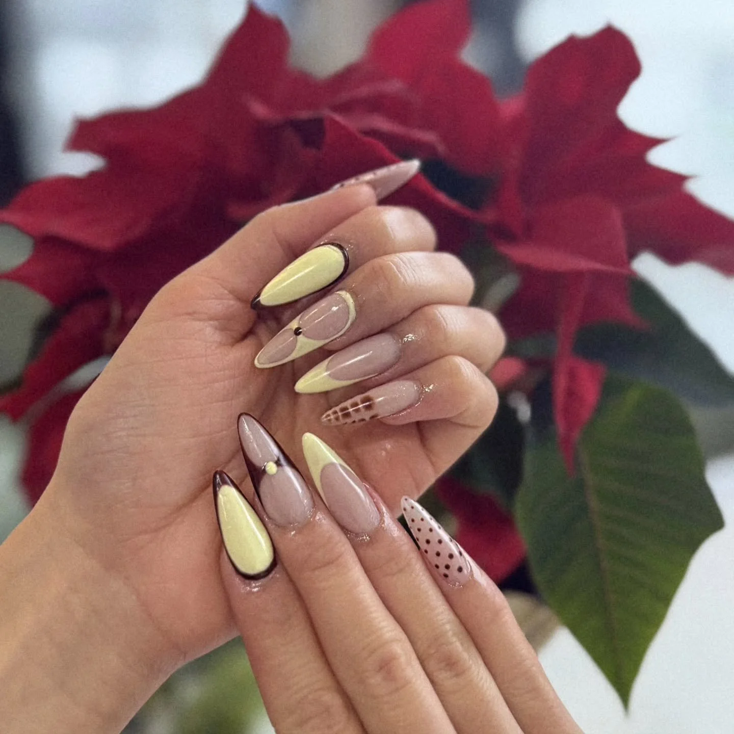 Book in your holiday set before spots fill up! 💛

Call (403)969-9263 or book online through the link in our bio!

#yycnails #yycnailsalon #yycnailart