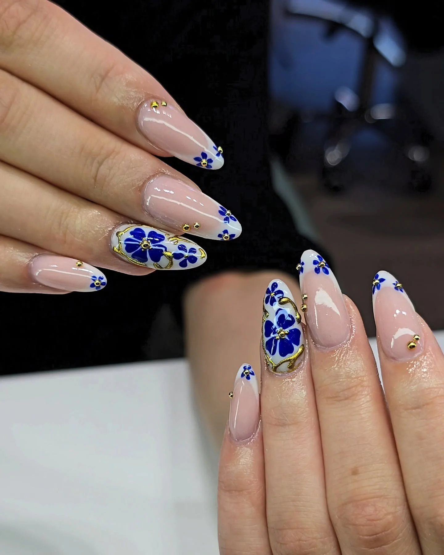 Blue blooms, gold details, &amp; a soft French finish 💙✨

📍 Jade Nail Bar / 729 1 Ave NE, Calgary, AB, T2E 0B8
📞 (403) 969-9263
🌐 Jadenailbaryyc.ca

#yycnailsalon #yycnails #nailart #nails #naildesign