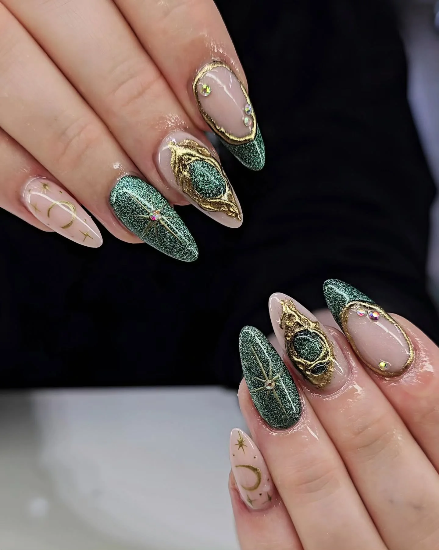 Emerald shimmer, golden details, and a little bit of magic. 💚✨

📍 Jade Nail Bar / 729 1 Ave NE, Calgary, AB, T2E 0B8
📞 (403) 969-9263
🌐 Jadenailbaryyc.ca

#yycnailsalon #yycnails #nailart #naildesign #nails