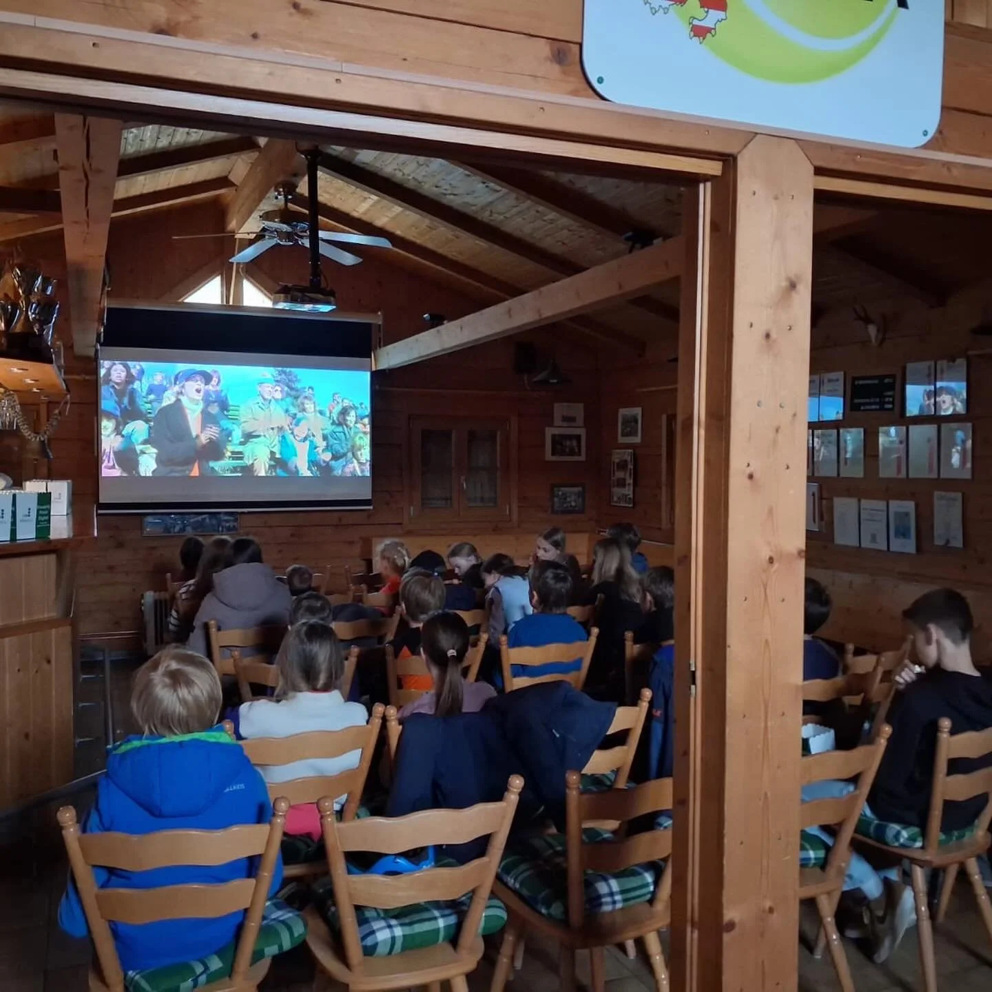 Gestern fand die erste Movie-Time f&uuml;r Kids &amp; Tenns im Clubheim statt! 🎥🍿
Wir durften 24 Kinder und 16 Eltern begr&uuml;&szlig;en, die zum Film frisches Popcorn aus der Popcornmaschine genie&szlig;en konnten - ein herrlich s&uuml;&szlig;er 