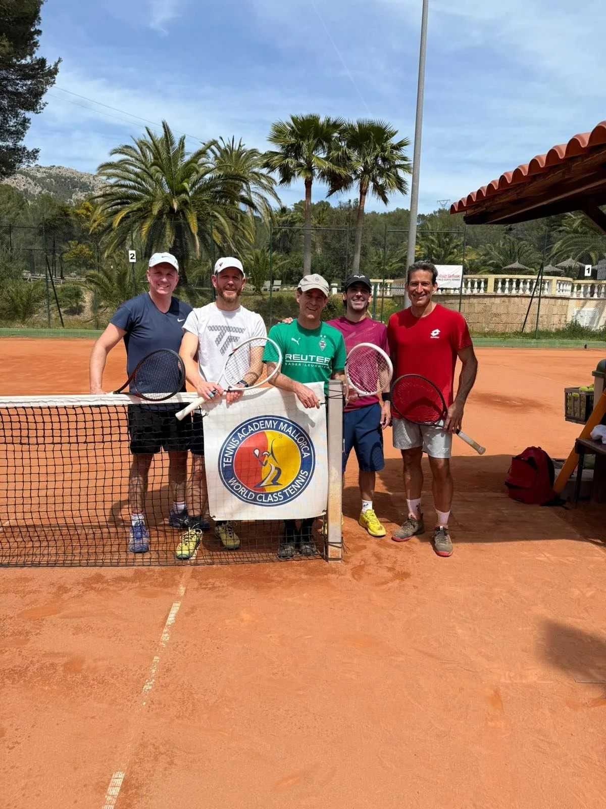 Hola Mallorca! Unsere Herren 40 (Verbandsliga) haben sich wieder einmal im Tenniscenter in Paguera auf die neue Saison vorbereitet 🔥🎾 
Wir freuen uns schon auf euer erstes Spiel! 😎💪🏻 #messelertc #messel #tennisliebe #htv #lebeninmessel