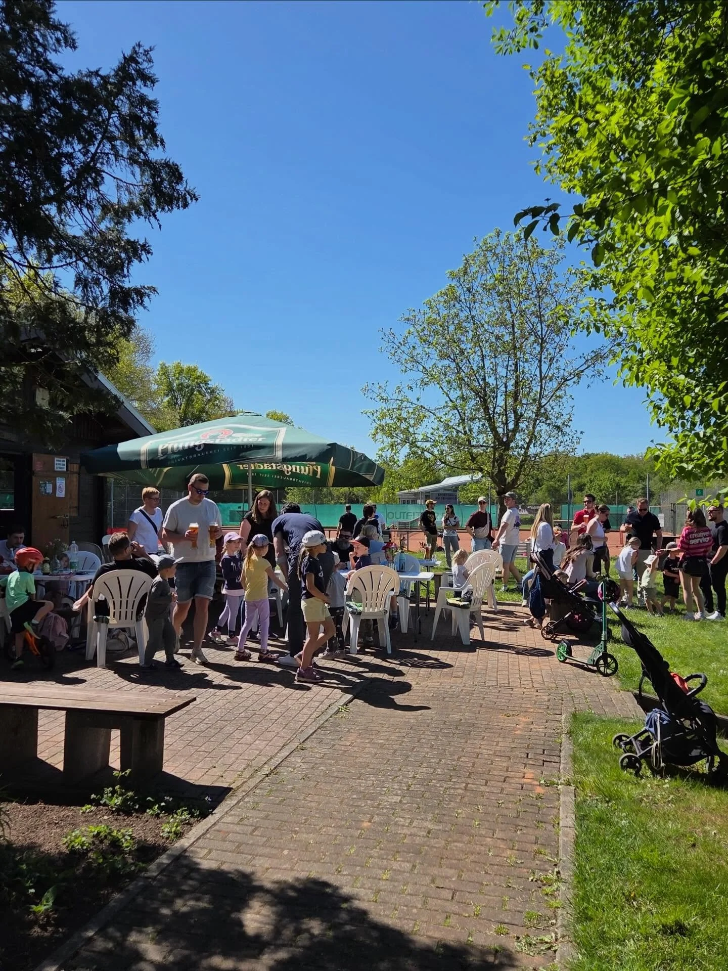 +++ Die Saison ist er&ouml;ffnet 💚🤍🎾 +++
Am Tag der offenen T&uuml;r besuchten Gro&szlig; und Klein das Schnuppertraining mit unseren Trainern, die Kids verdienten sich Urkunden bei der Tennisolympiade, es gab leckeren Kuchen und mit viel Liebe se
