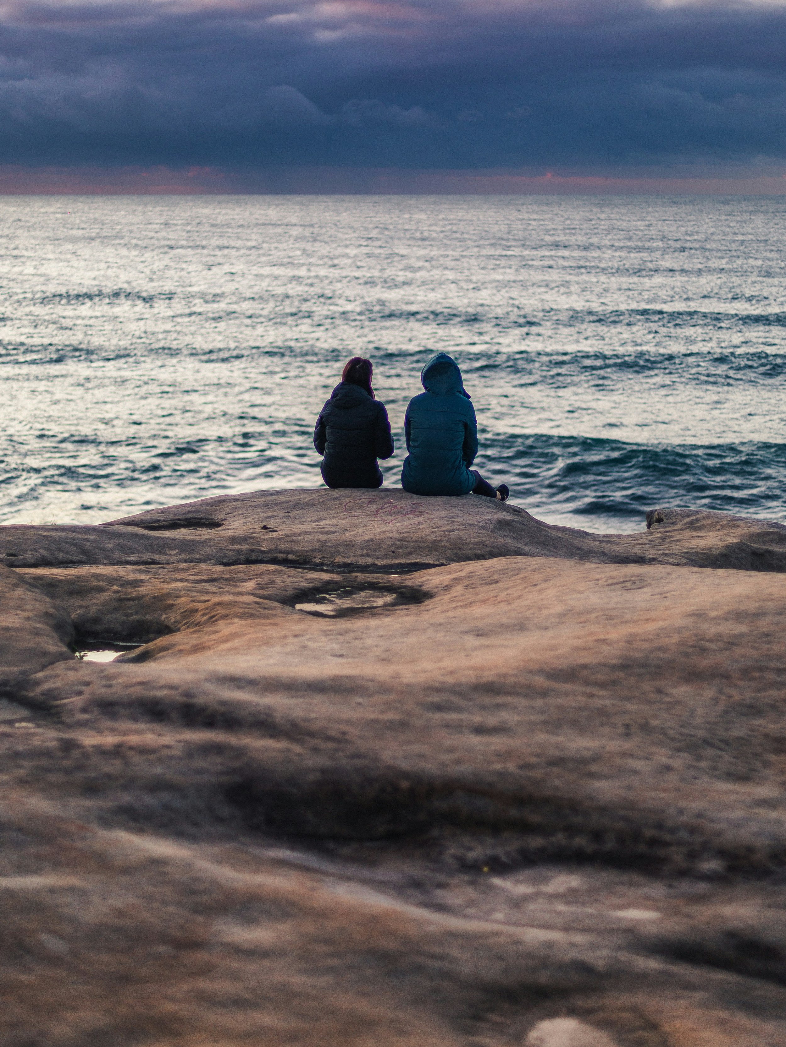 Online Grief Support Washington | Sibling Loss Therapy; A tranquil coastal scene used to illustrate the process of understanding grief and adjusting to life after loss through telehealth services in WA.